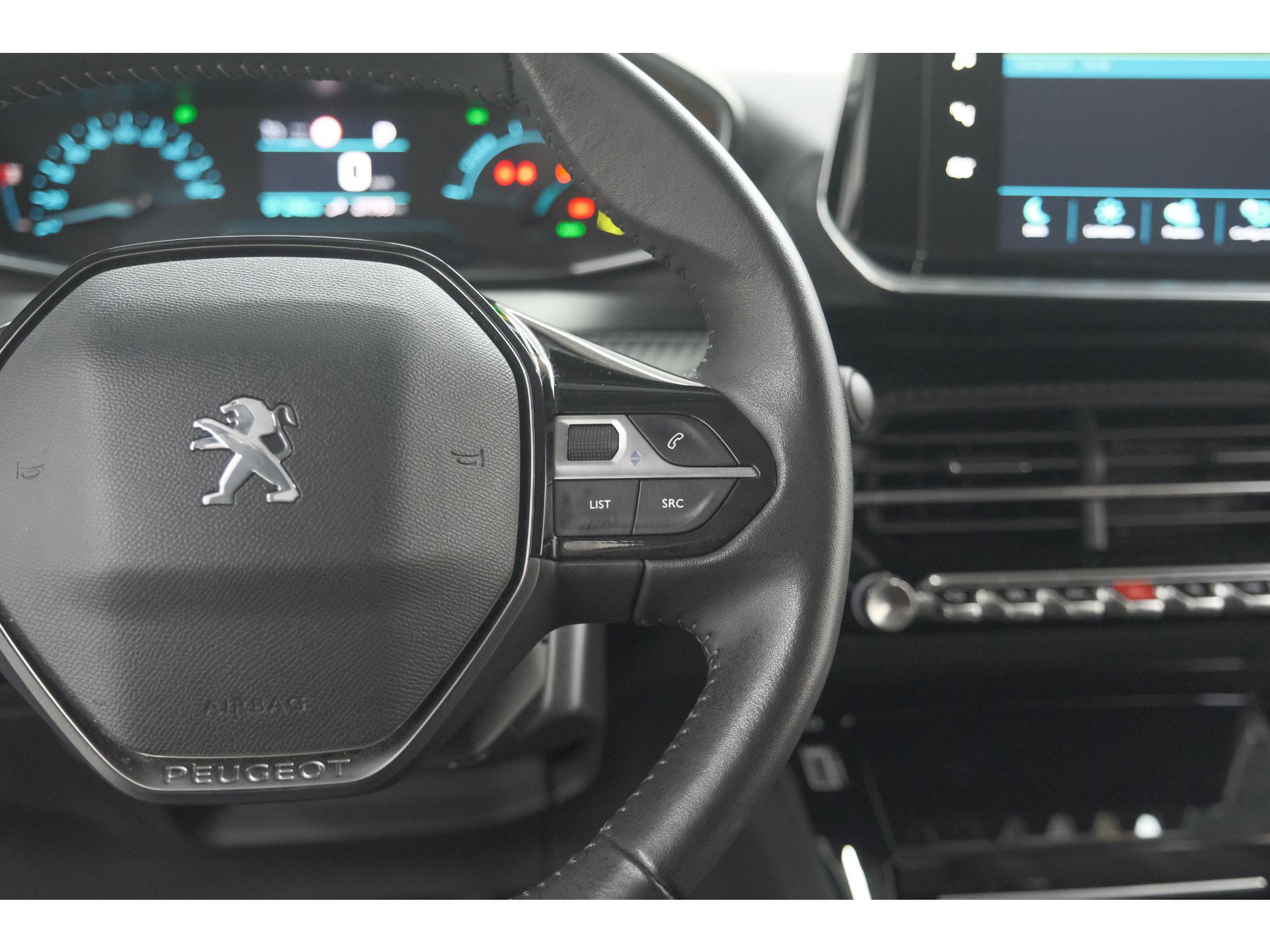 Peugeot e-2008 EV Allure 50 kWh | SOH=96.7 % | 3 Fase Laadfunctie | Camera | Navigatie | Parkeersensoren | Apple Carplay