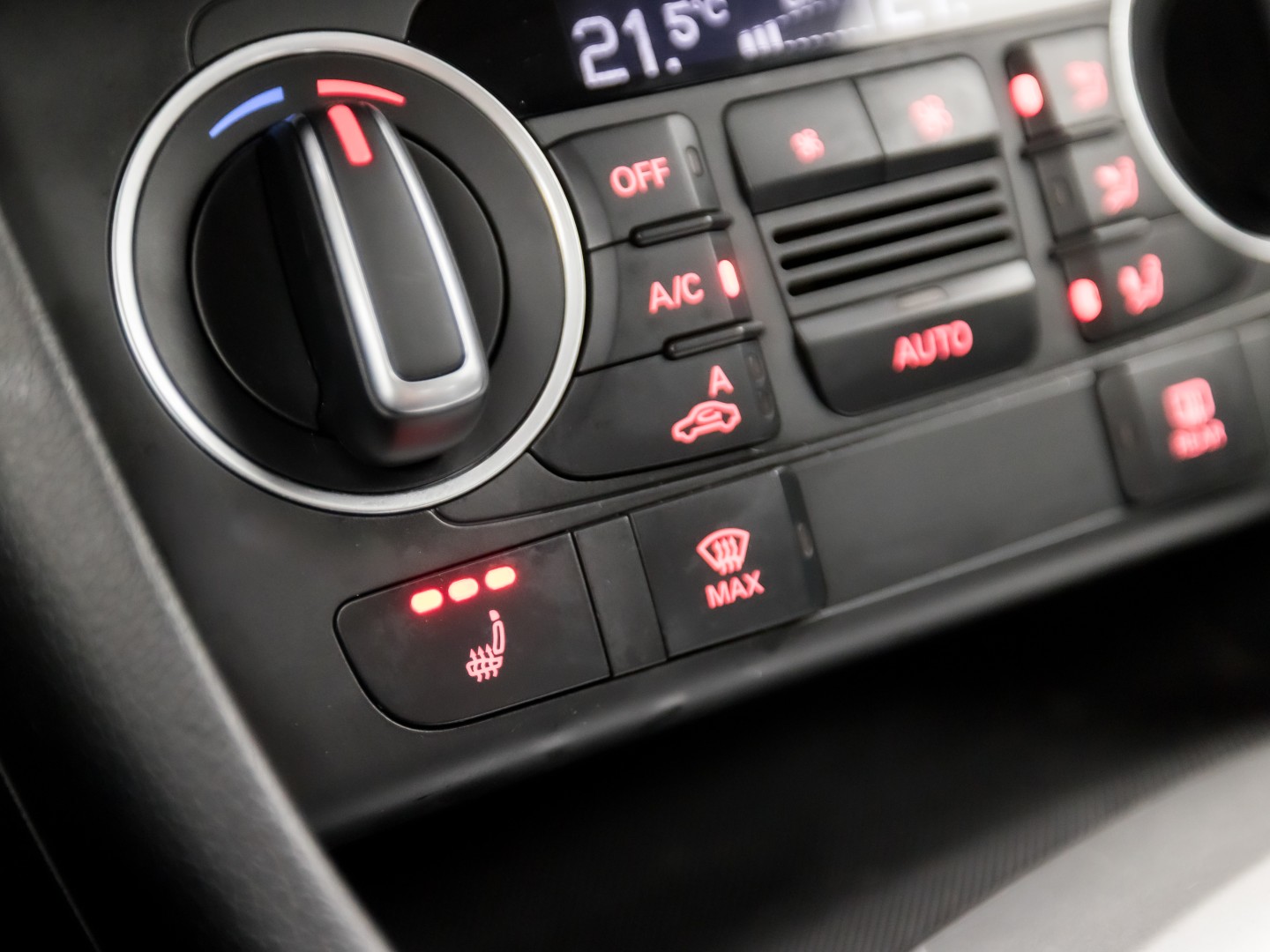 Audi Q3 1.4 TFSI Sport 150Pk Automaat (NAVIGATIE, CLIMATE, STOELVERWARMING, GETINT GLAS, SPORTSTOELEN, BLUETOOTH, NIEUWE APK, NIEUWSTAAT)