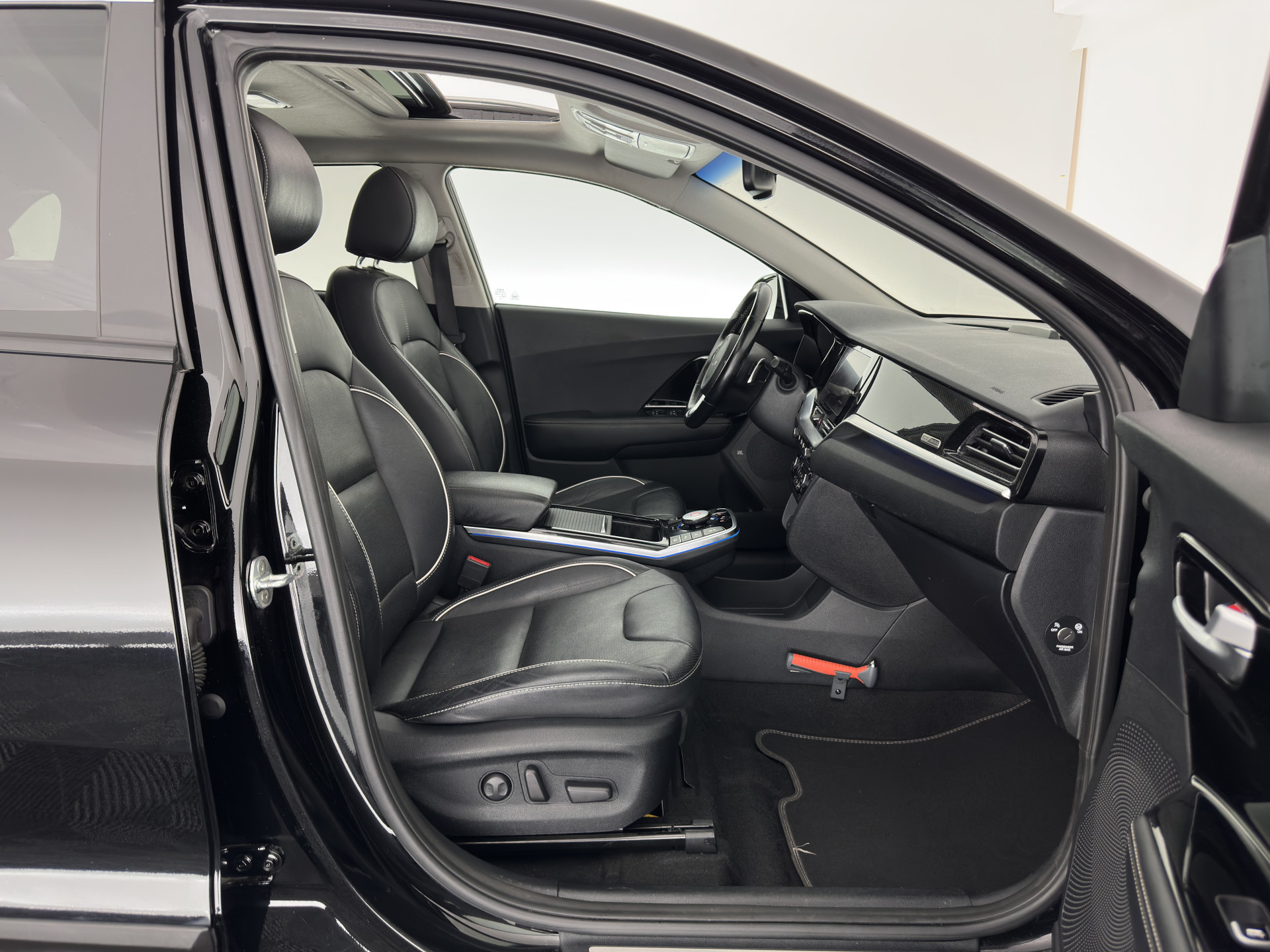 Kia e-Niro ExecutiveLine 64 kWh [ 3-Fase ] {SOH-100%} (INCL-BTW) Aut. *PANO | LEATHER | JBL-AUDIO | FULL-LED | NAVI-FULLMAP | DAB | ADAPTIVE-CRUISE | CAMERA | MEMORY-PACK | LANE-ASSIST | CCS-FASTLOADER | KEYLESS | DIGI-COCKPIT | 17"ALU*