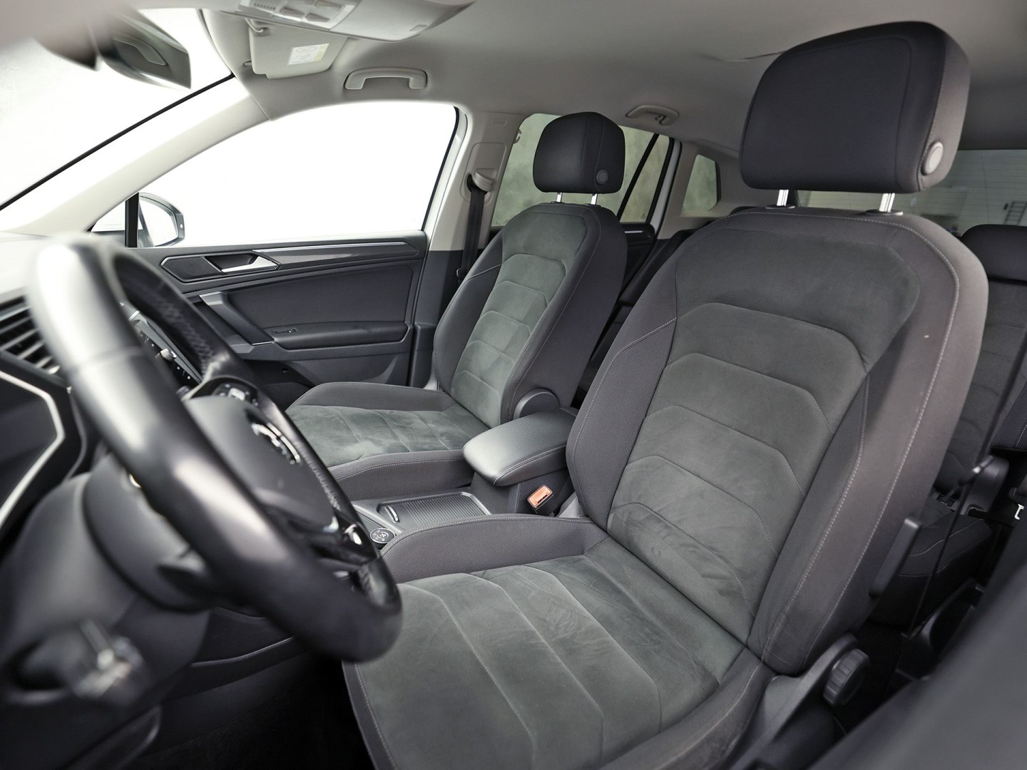 Volkswagen Tiguan 1.4 TSI 4Motion R-Line Sport 150Pk Automaat (VIRTUAL COCKPIT, APPLE CARPLAY, MODE KNOP, GROOT NAVI, ALCANTARA, STOELVERWARMING, SPORTSTOELEN, GETINT GLAS, ADAPTIVE CRUISE, NIEUWSTAAT)