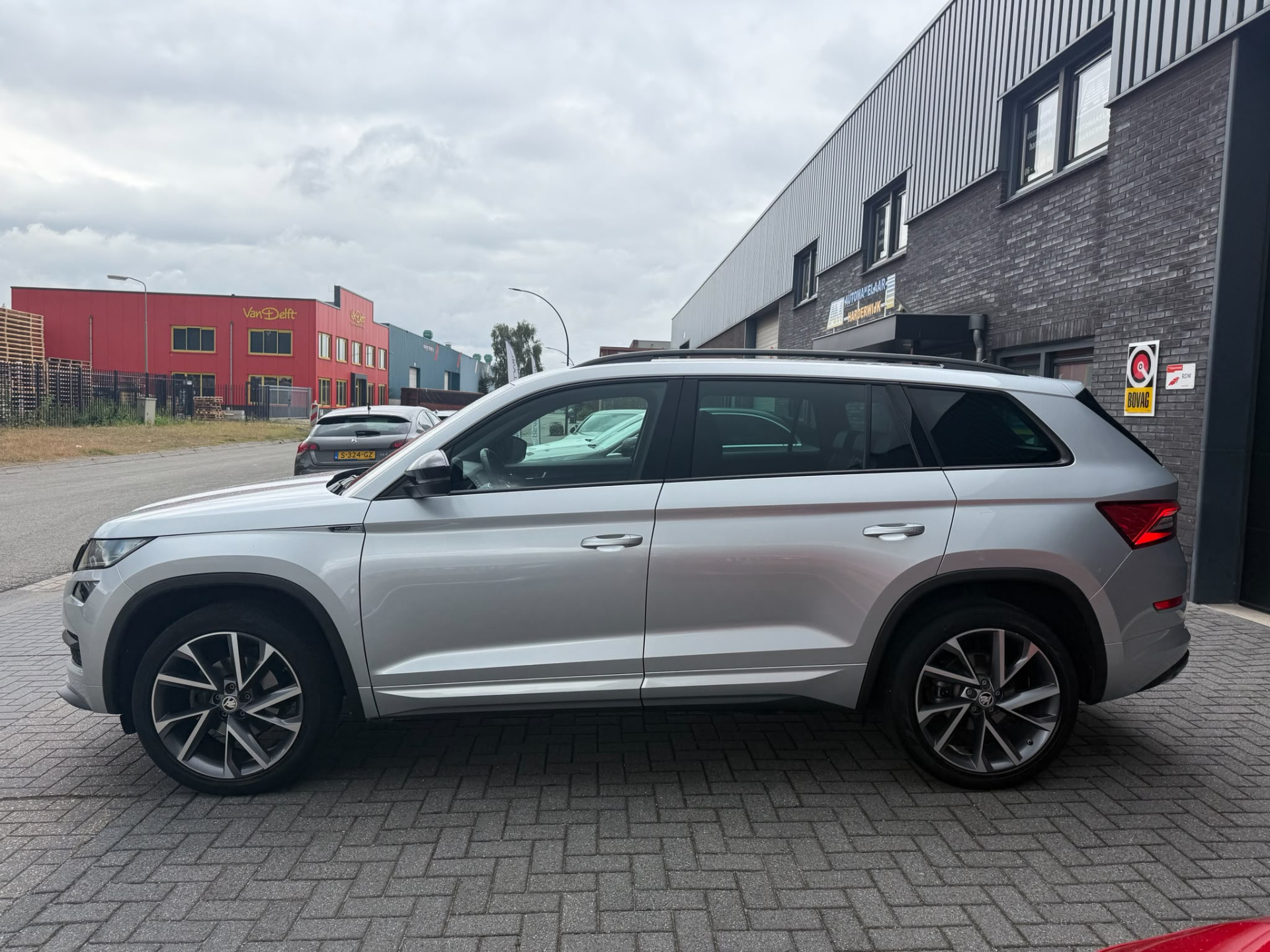 ŠKODA Kodiaq 1.5 TSI Sportline Business | 1E EIGENAAR | 3/6/12 MND GARANTIE | AUTOMAAT | PANO | LED | DAB | MEMORY | CARPLAY | DIGITAAL COCKPIT | TREKHAAK |
