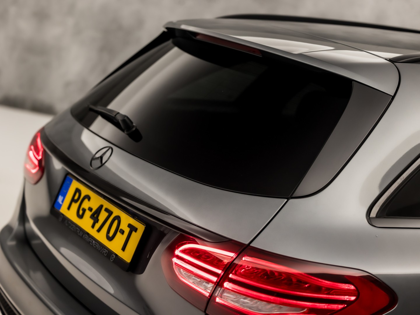Mercedes-Benz C-Klasse 180 AMG Sport 156Pk Automaat (PANORAMADAK, NAVIGATIE, LEDER, ELEK SPORTSTOELEN, STOELVERWARMING, ELEK ACHTERKLEP, GETINT GLAS, ZWART HEMEL, NIEUWSTAAT)