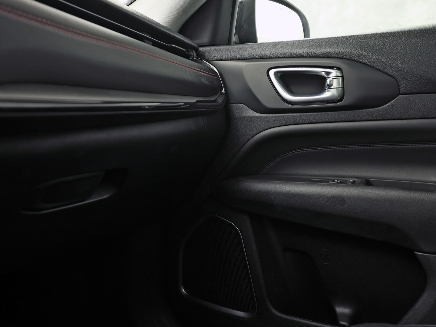 Jeep Compass 4xe 240 Plug-in Hybrid Electric Trailhawk 240Pk Automaat (PANORAMADAK, VIRTUAL COCKPIT, APPLE CARPLAY, GROOT NAVI, CAMERA, SPORTSTOELEN, GETINT GLAS, ADAPTIVE CRUISE, NIEUWSTAAT)