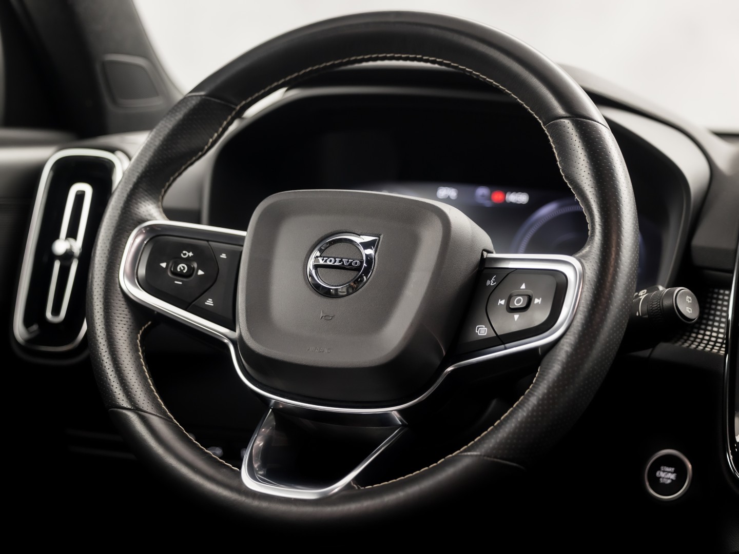 Volvo XC40 1.5 T5 Recharge Inscription Sport 252Pk Automaat (PANORAMADAK, APPLE CARPLAY, MEMORY SEAT, LEDER, 360 CAMERA, SPORTSTOELEN, STUUR/STOELVERWARMING, GETINT GLAS, ELEK ACHTERKLEP, NIEUWE APK, NIEUWSTAAT)