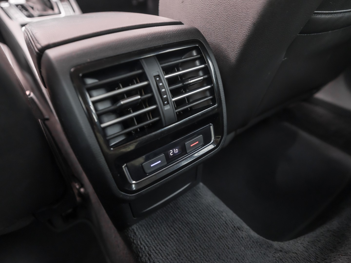 Volkswagen Passat Variant 1.4 TSI ACT Highline R 150Pk Automaat (VIRTUAL COCKPIT, APPLE CARPLAY, BLACK PACK, CAMERA, STOELVERWARMING, LEDER/ALCANTARA, GETINT GLAS, KEYLESS, ADAPTIVE CRUISE, NIEUWSTAAT)