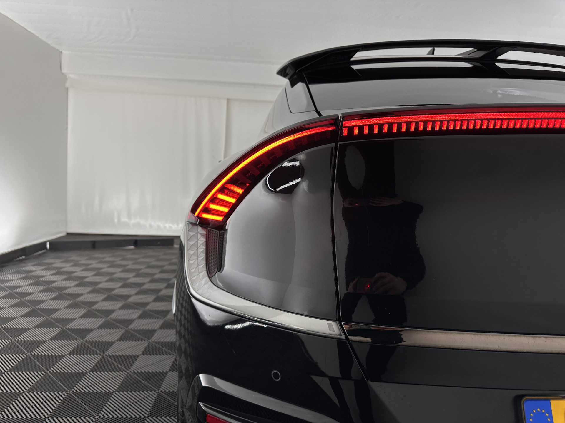 Kia EV6 GT-Line 77.4 kWh (3-Fase-11kW) {SOH-98%} (INCL-BTW) Aut. *HEATPUMP | PANO | HEAD-UP | LEATHER-ALCANTARA | ADAPTIVE-CRUISE | DIGI-COCKPIT | MERIDIAN-AUDIO | MEMORYPACK | FULL-LED | KEYLESS | TOPVIEW | DAB | BLINDSPOT | NAVI-FULLMAP |