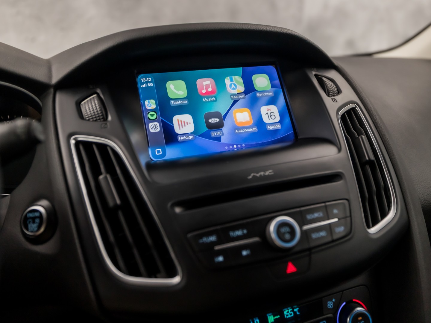 Ford Focus Wagon 1.0 Titanium Sport (APPLE CARPLAY, NAVIGATIE, CLIMATE, GETINT GLAS, SPORTSTOELEN, KEYLESS, PARKEERSENSOREN, NIEUWE APK, NIEUWSTAAT)