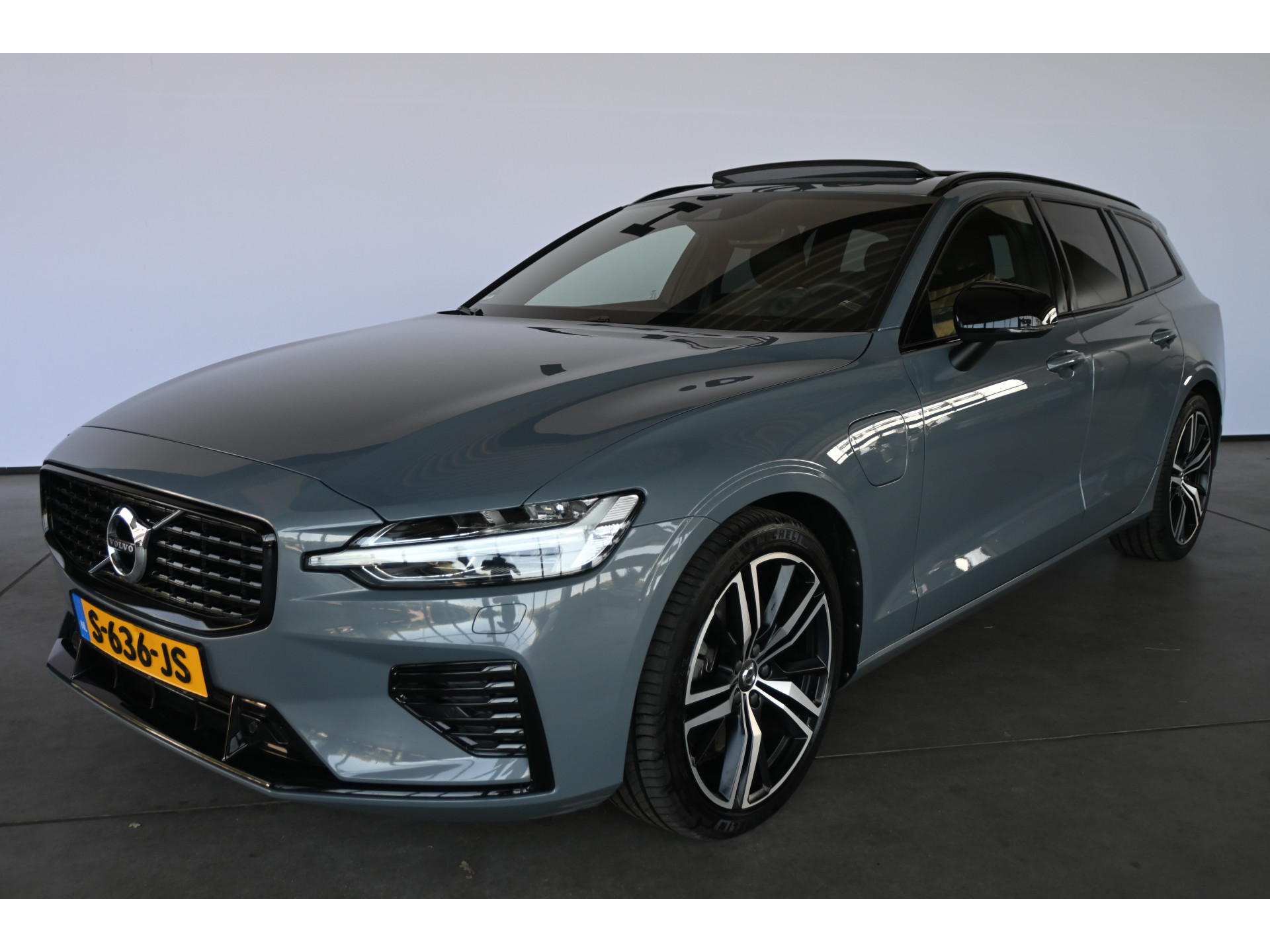 Volvo V60 2.0 T8 Plug-in hybrid AWD Plus Bright Panoramdak Stoelverwarming Carplay Led Adaptieve Cruise  Clima Lane Assist Camera 100% Onderhouden! Inruil Mogelijk!