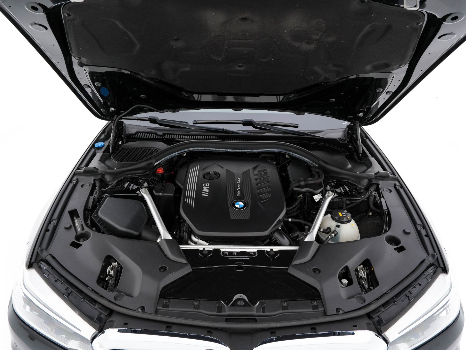 BMW 5-serie Touring 530d Sportline High Executive Aut. *PANO | LEATHER | FULL-LED | MEMORY-PACK | TOP-VIEW | HEATED-COMFORTSEATS | NAVI-FULLMAP | PRIVACY-GLASS | AMBIENT-LIGHT | ECC | CARPLAY | PDC | TOWBAR | SHIFT-PADDLES | 20"ALU*