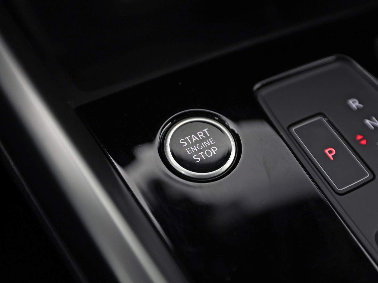 Audi A3 Sportback 40 TFSI e Sport 204Pk Automaat (APPLE CARPLAY, GROOT NAVI, LEDER, STOELVERWARMING, SPORTSTOELEN, ADAPTIVE CRUISE, GETINT GLAS, NIEUWSTAAT)