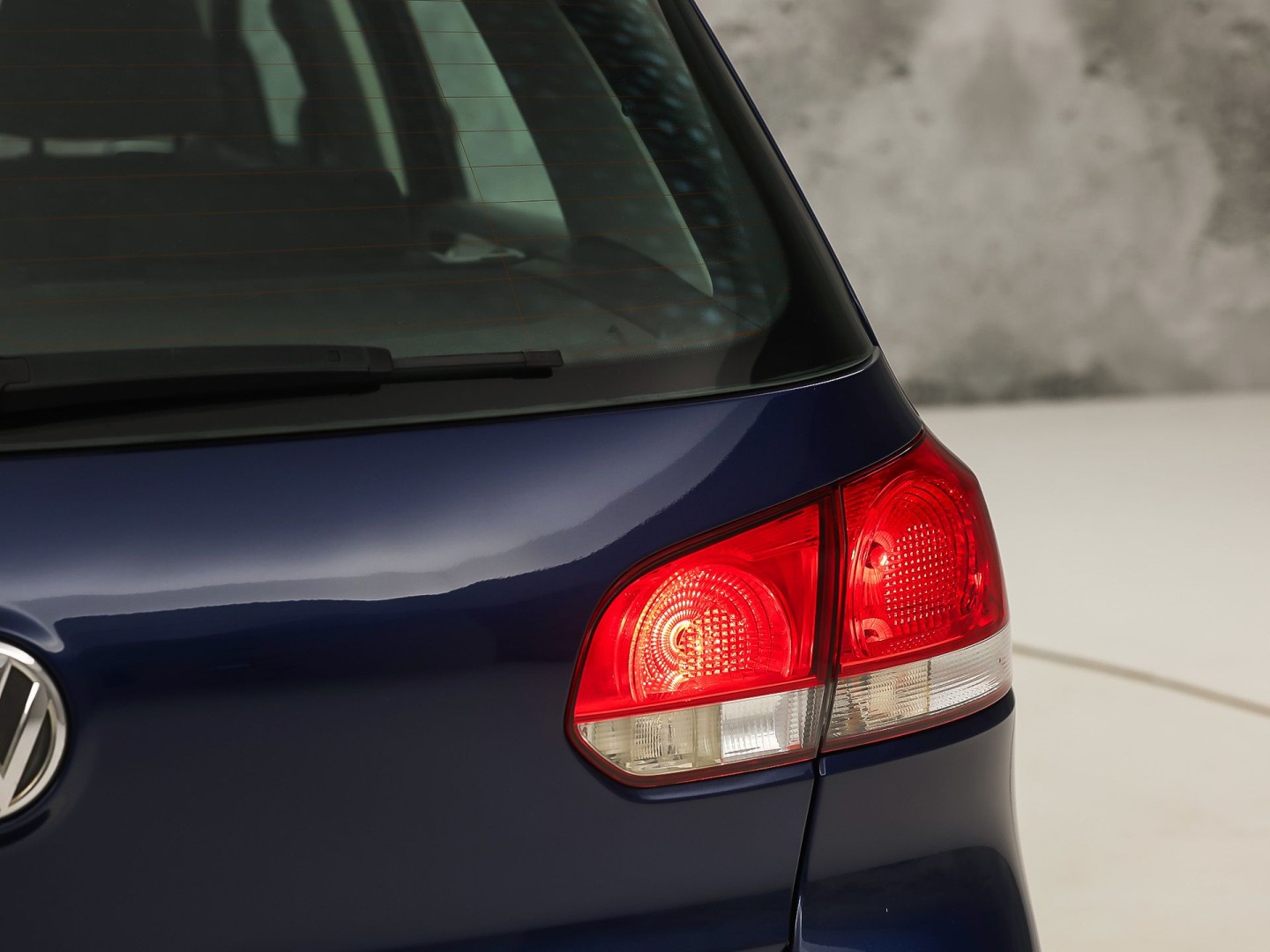 Volkswagen Golf 1.4 Sportline (CLIMATE, GETINT GLAS, LM VELGEN, SPORTSTOELEN, ARMSTEUN, NIEUWE APK, NIEUWSTAAT)