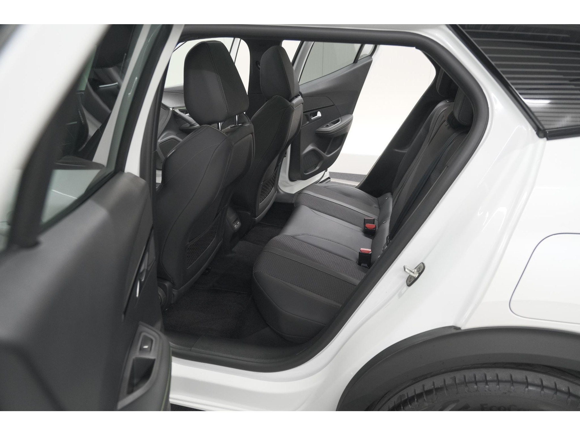 Peugeot 2008 PureTech 130 GT | Elektrisch Panoramadak | Camera | Dodehoekdetectie | Navigatie