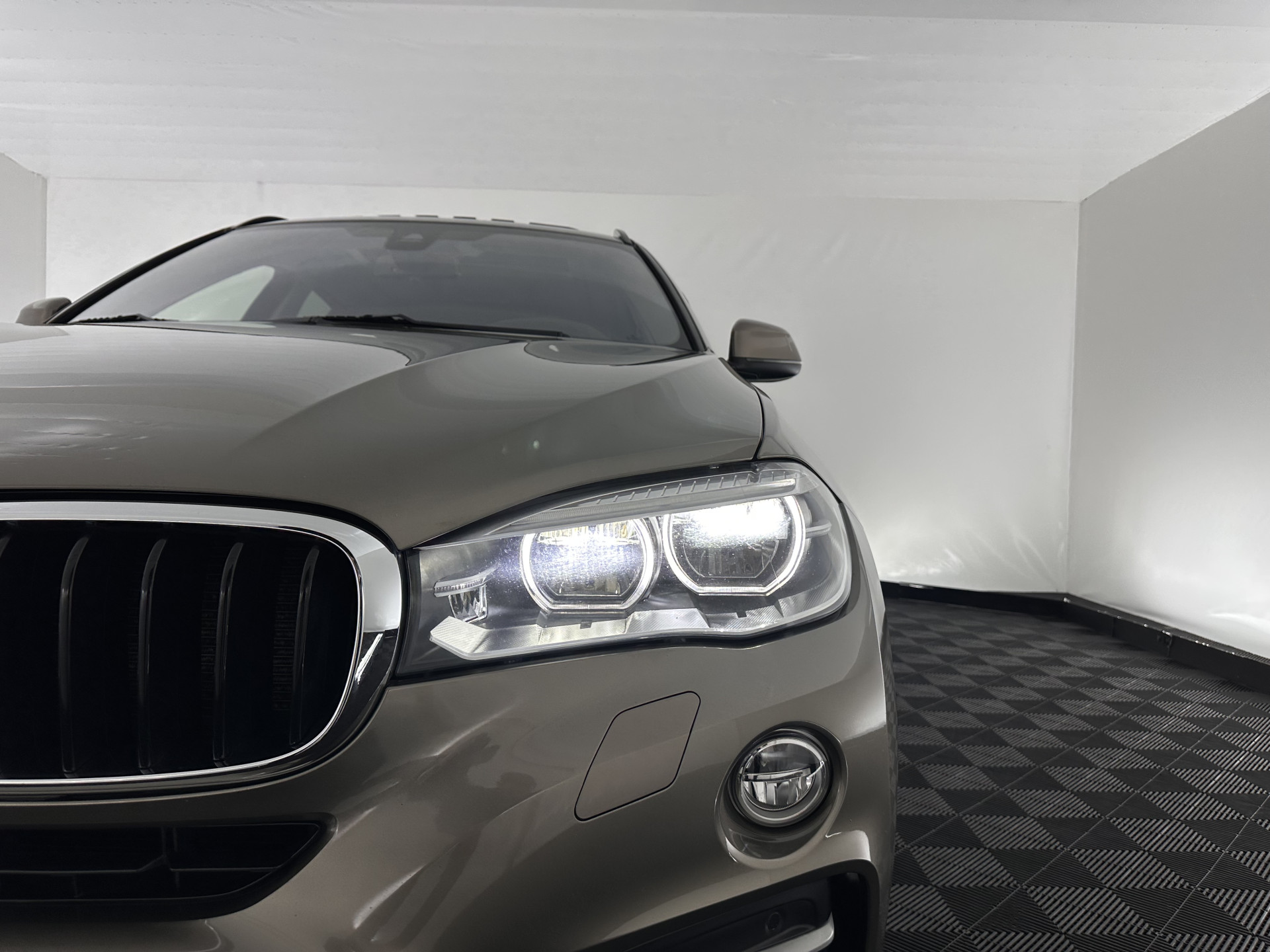 BMW X6 xDrive30d High Executive (INCL-BTW) Aut. *PANO | LEATHER | FULL-LED | HARMAN/KARDON | BLINDSPOT | MEMORY-PACK | DIGI-COCKPIT | HEATED-COMFORTSEATS | NAVI-FULLMAP | PRIVACYGLASS | HEAD-UP | ADAPTIVE-CRUISE | 19"ALU*