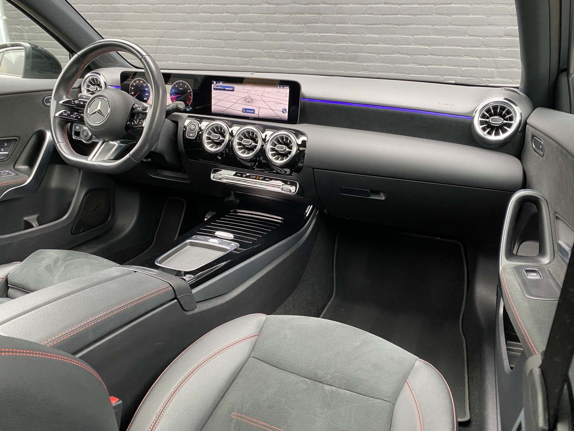 Mercedes-Benz A-klasse 180 AMG Line AUT. | 1e eigenaar | dealer onderh. | panoramadak | camera | night pakket | sfeerverlichting