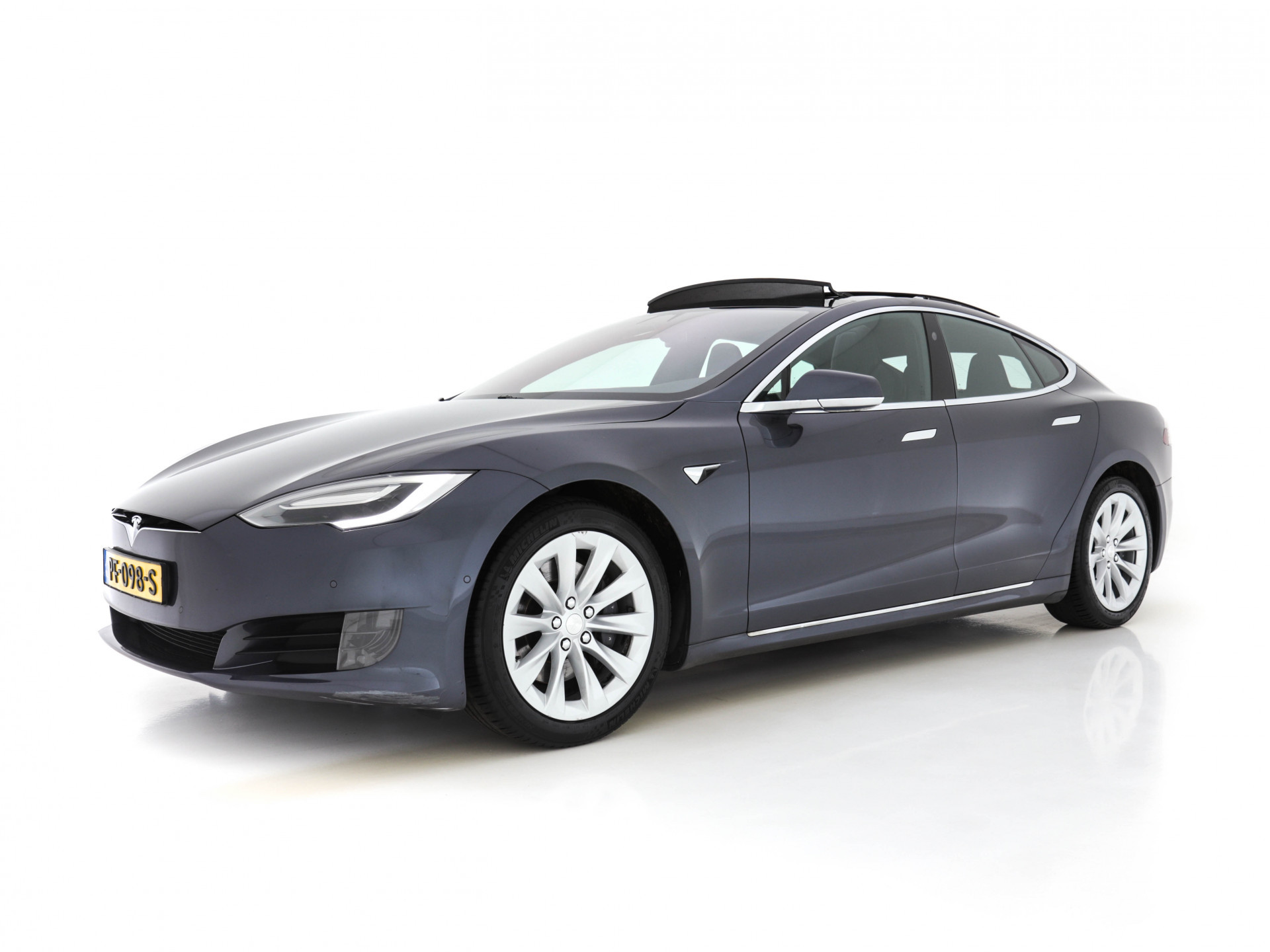Tesla Model S 235 Kw Base [ 3-Fase ] (INCL-BTW) *PANO | AUTO-PILOT | KEYLESS | FULL-LED | 1/2-LEATHER | NAVI-FULLMAP | SURROUND-VIEW | APP-CONNECT | LANE-ASSIST | DIGI-COCKPIT | DAB | SPORT-SEATS | 19"ALU