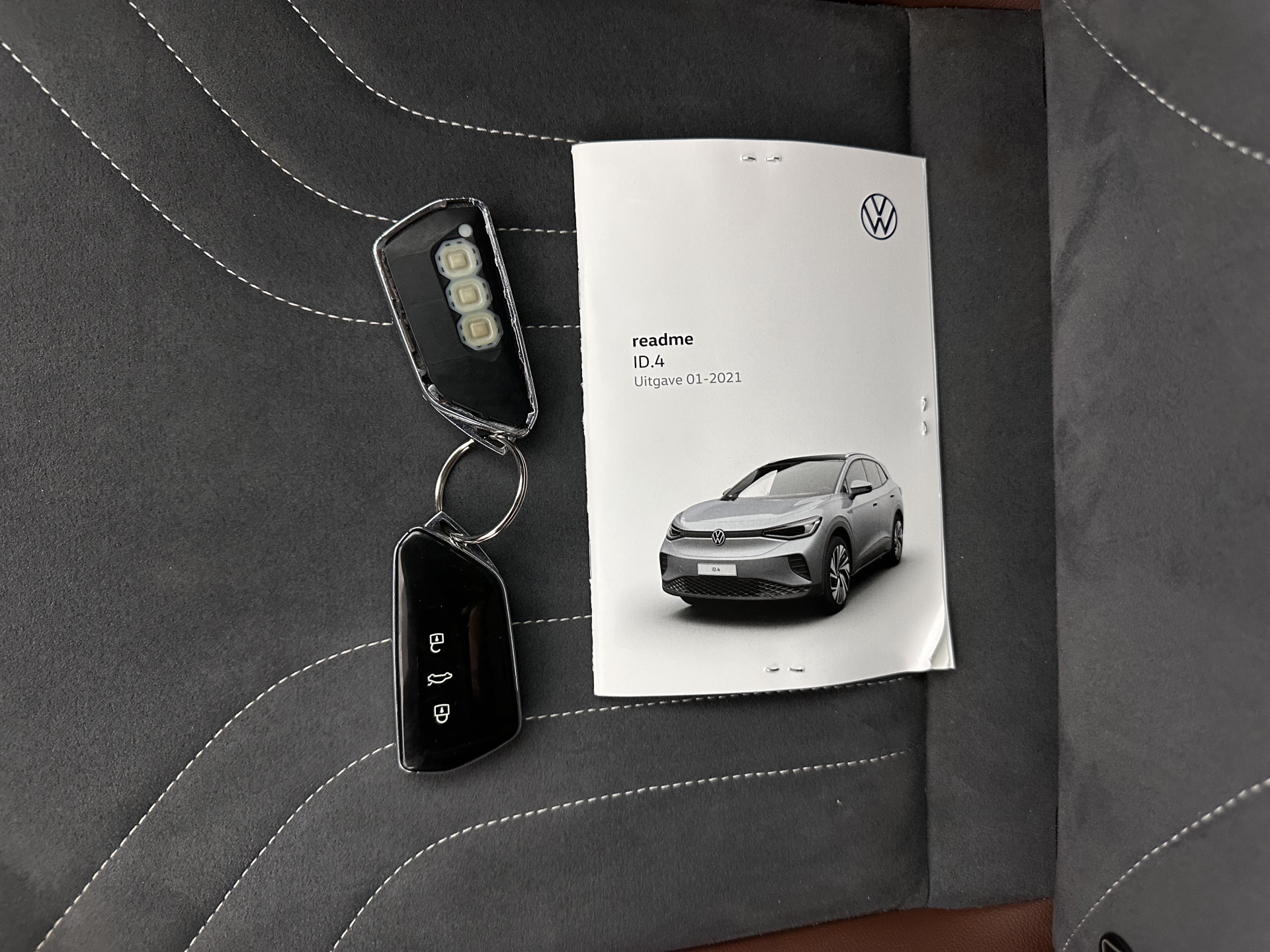 Volkswagen ID.4 First 77 kWh [ 3-Fase-11kW ] {SOH-83%} (INCL-BTW) *LEATHER-MICROFIBRE | FULL-LED | ADAPTIVE-CRUISE | HEATED-COMFORTSEATS | DIGI-COCKPIT | AMBIENTLIGHT | NAVI-FULLMAP | PDC | TOWBAR | PRIVACY-GLASS | CAMERA | 20''ALU*