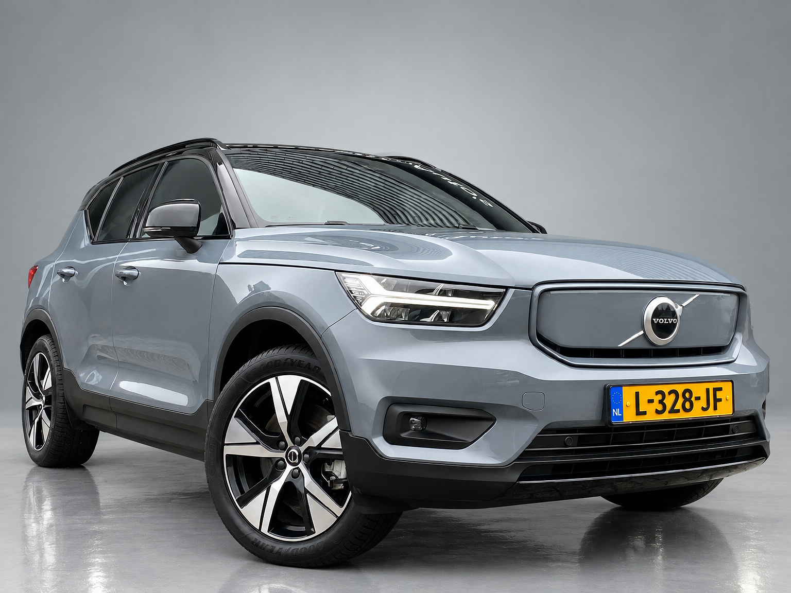 Volvo XC40 Recharge P8 AWD R-Design 408 pk | apple carplay | stoel-stuurverwarming | leder-alcantara | elektr. a. klep | BTW