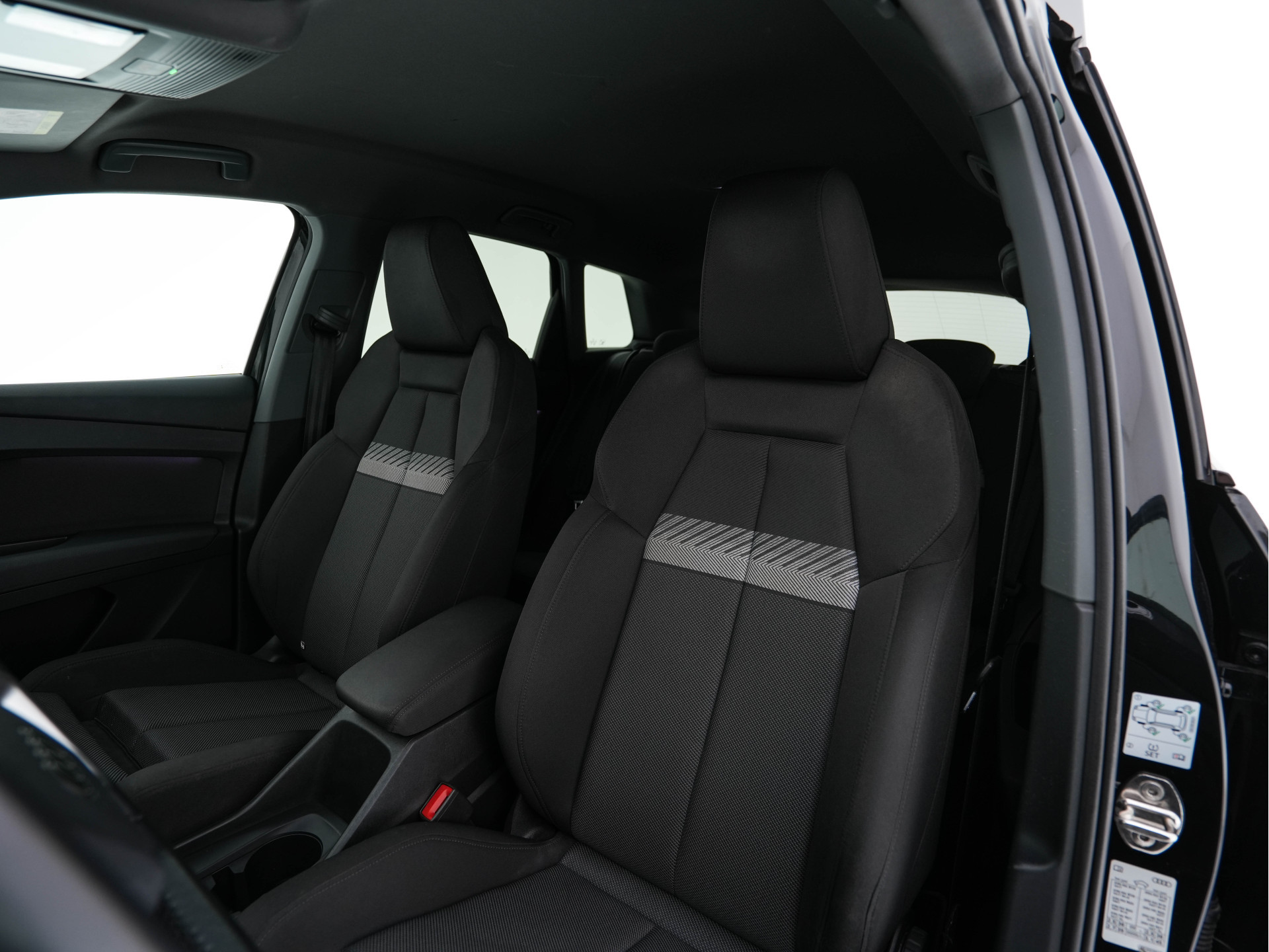 Audi Q4 e-tron 40 Launch edition Advanced Plus 77 kWh (3-Fase-11 kW) {SOH-93%} (INCL-BTW) *HEATPUMP | ADAPT-CRUISE | MATRIX-LED | NAVI-FULLMAP | KEYLESS | CAMERA | DIGI-COCKPIT | DAB | AMBIENT-LIGHT | HEATED-SPORTSEATS | SHIFT-PADDLES | PRIVACY-GLASS | 19