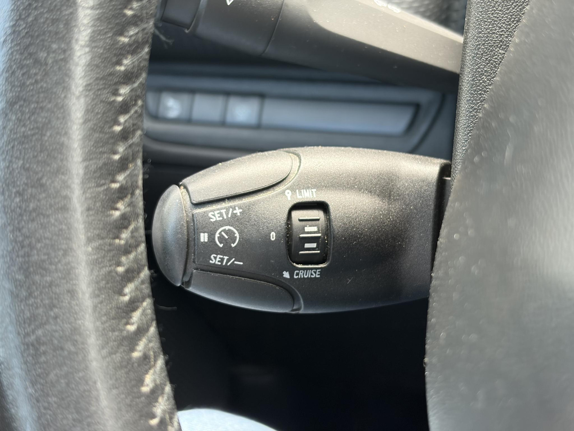 Peugeot 2008 1.2 PureTech Blue Lion D-riem vv in 2024 l Pano l Navi l 110pk l Trekhaak l Carplay l Airco l Cruise l Pdc l Recent beurt gehad l N.A.P l Apk tot 01-2027
