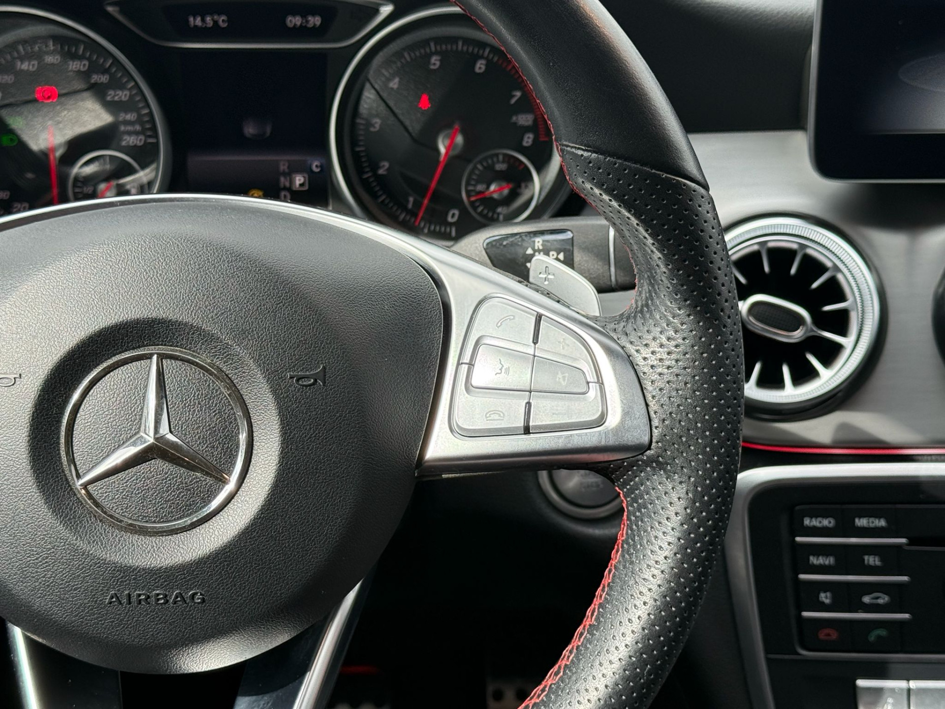 Mercedes-Benz CLA-klasse Shooting Brake 180 | 3/6/12MND GARANTIE| NAVI | PANO DAK | NAVI | CAMERA |