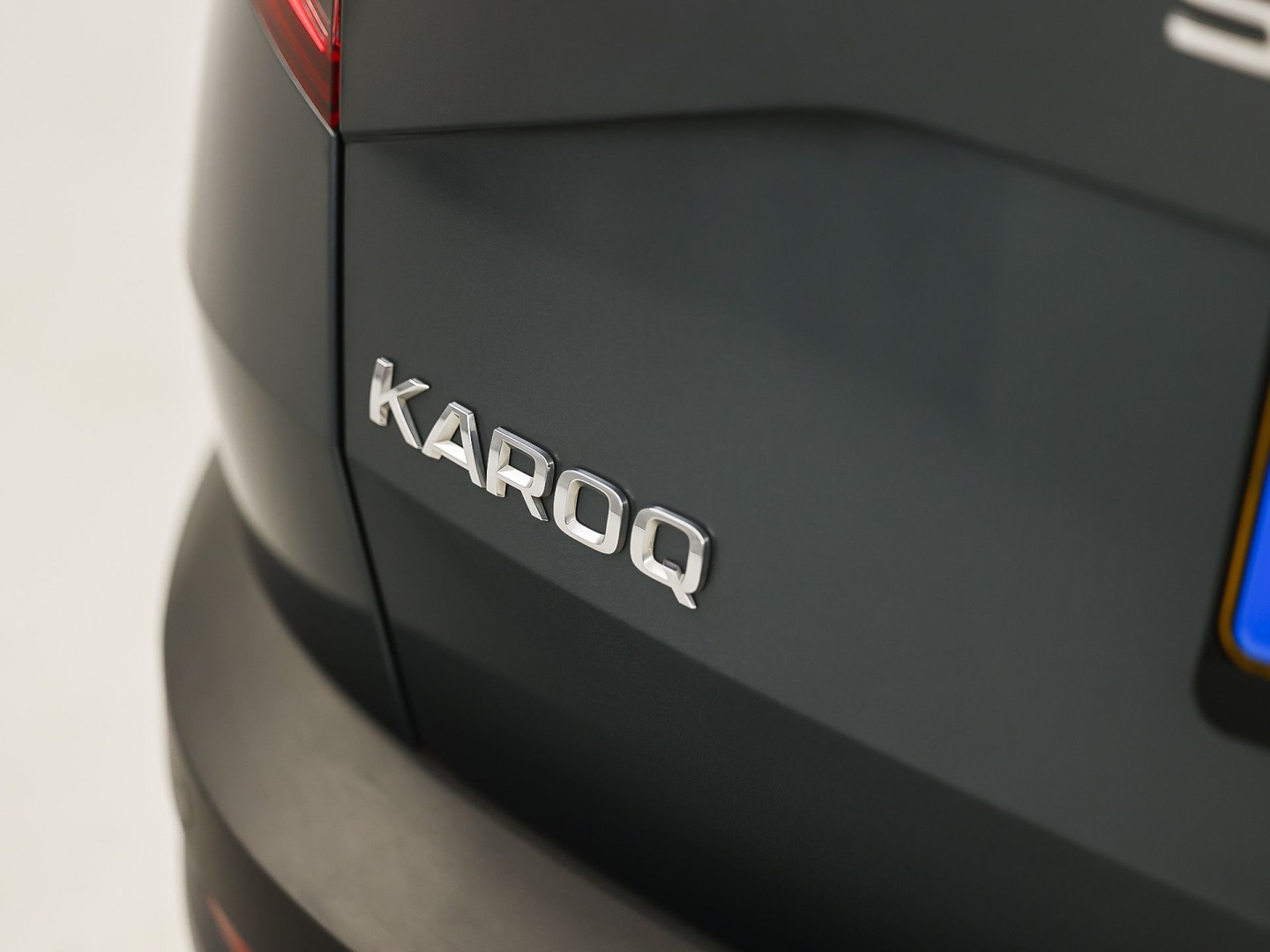 Škoda Karoq 1.5 TSI ACT Sport 150Pk (APPLE CARPLAY, CLIMATE, STOELVERWARMING, GETINT GLAS, SPORTSTOELEN, PARKEERSENSOREN, CRUISE, NIEUWSTAAT)