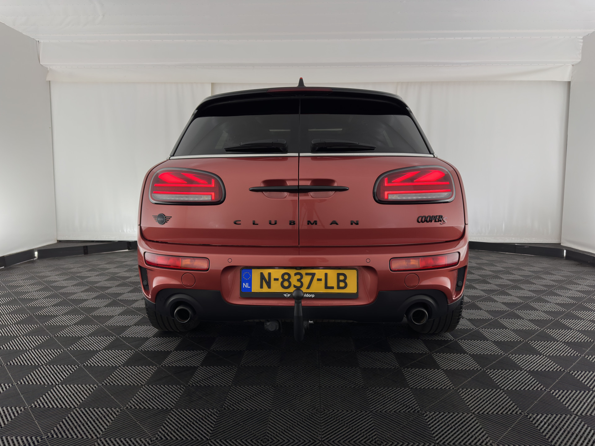 MINI Mini Clubman 2.0 Cooper S ALL4  Premier Plus JCW (INCL-BTW) Aut * PANO | LEATHER | FULL-LED | HEATED-SPORTSEATS | DIGI-COCKPIT | AMBIENT-LIGHT | PRIVACY-GLASS | HEAD-UP | PDC | CAMERA | DAB  | KEYLESS | TOWBAR | 18"ALU*