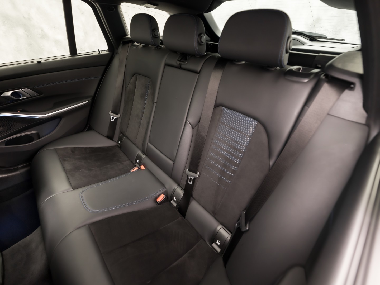 BMW 3 Serie 330e M Sport High Executive 292Pk Automaat (PANORAMADAK, M PAKKET, APPLE CARPLAY, CAMERA, LEDER/ALCANTARA, SFEERVERLICHTING, GETINT GLAS, ELEK ACHTERKLEP, STOELVERWARMING, NIEUWSTAAT)