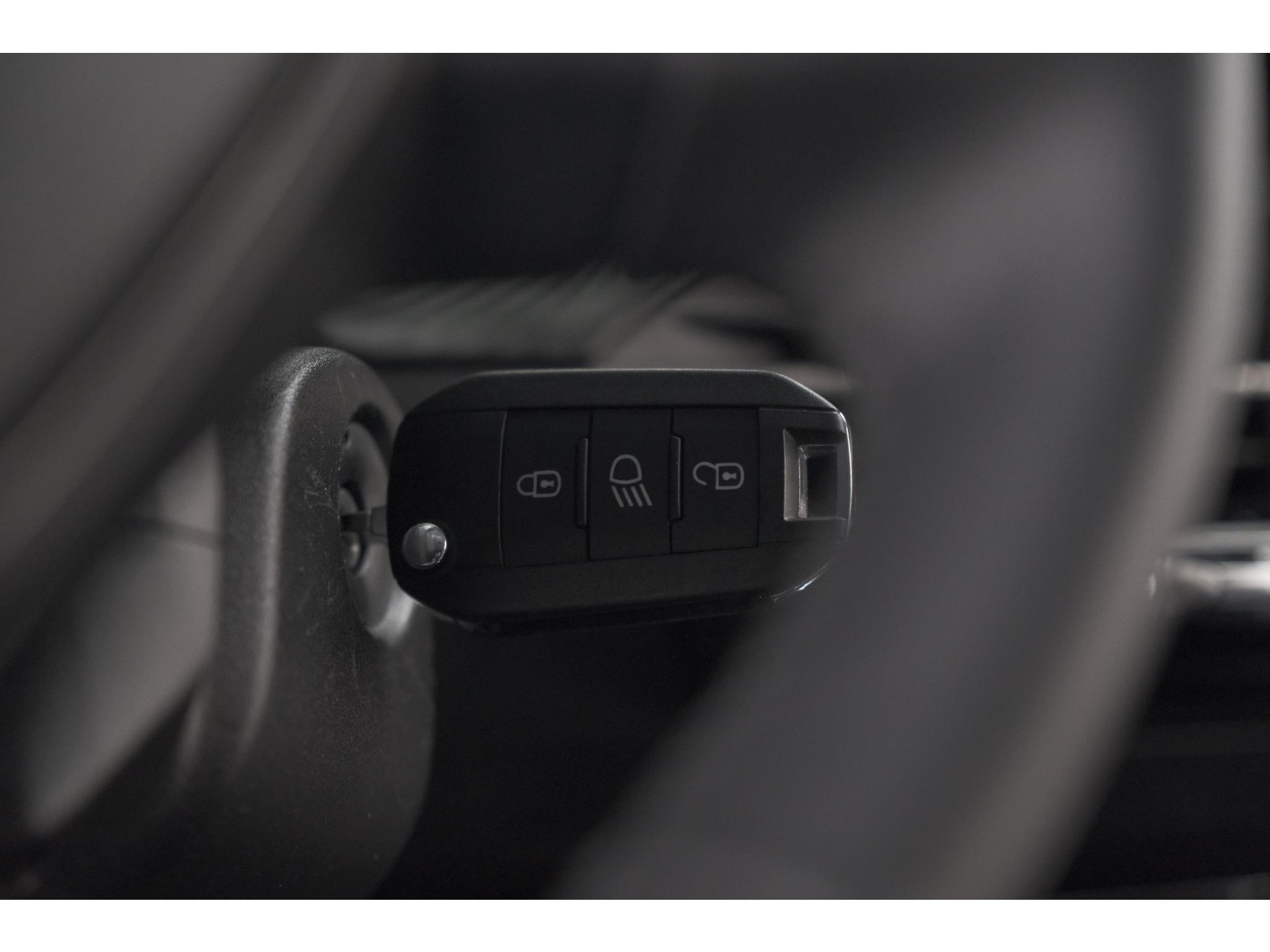 Peugeot 208 PureTech 100 Allure | Gris Selenium | Apple Carplay | Parkeersensoren | Climate Control