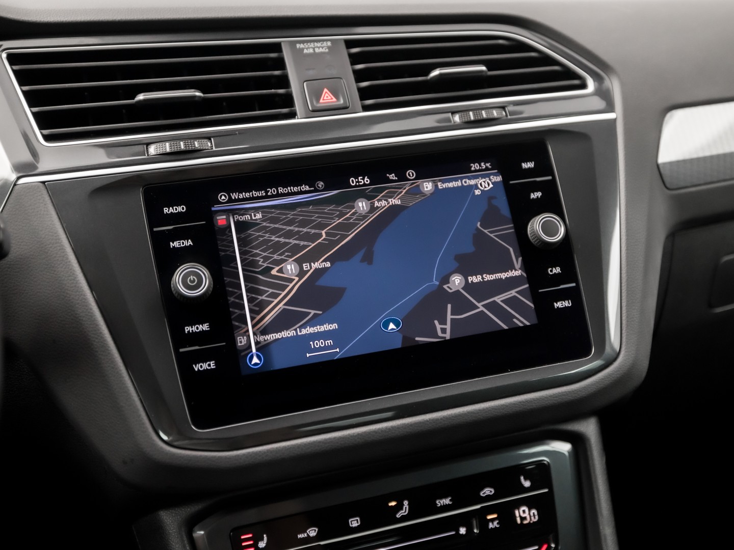 Volkswagen Tiguan 1.5 TSI Life Sport 150Pk Automaat (VIRTUAL COCKPIT, APPLE CARPLAY, CLIMATE, KEYLESS, STOELVERWARMING, SPORTSTOELEN, GETINT GLAS, ELEK ACHTERKLEP, ALCANTARA, NIEUWE APK, NIEUWSTAAT)