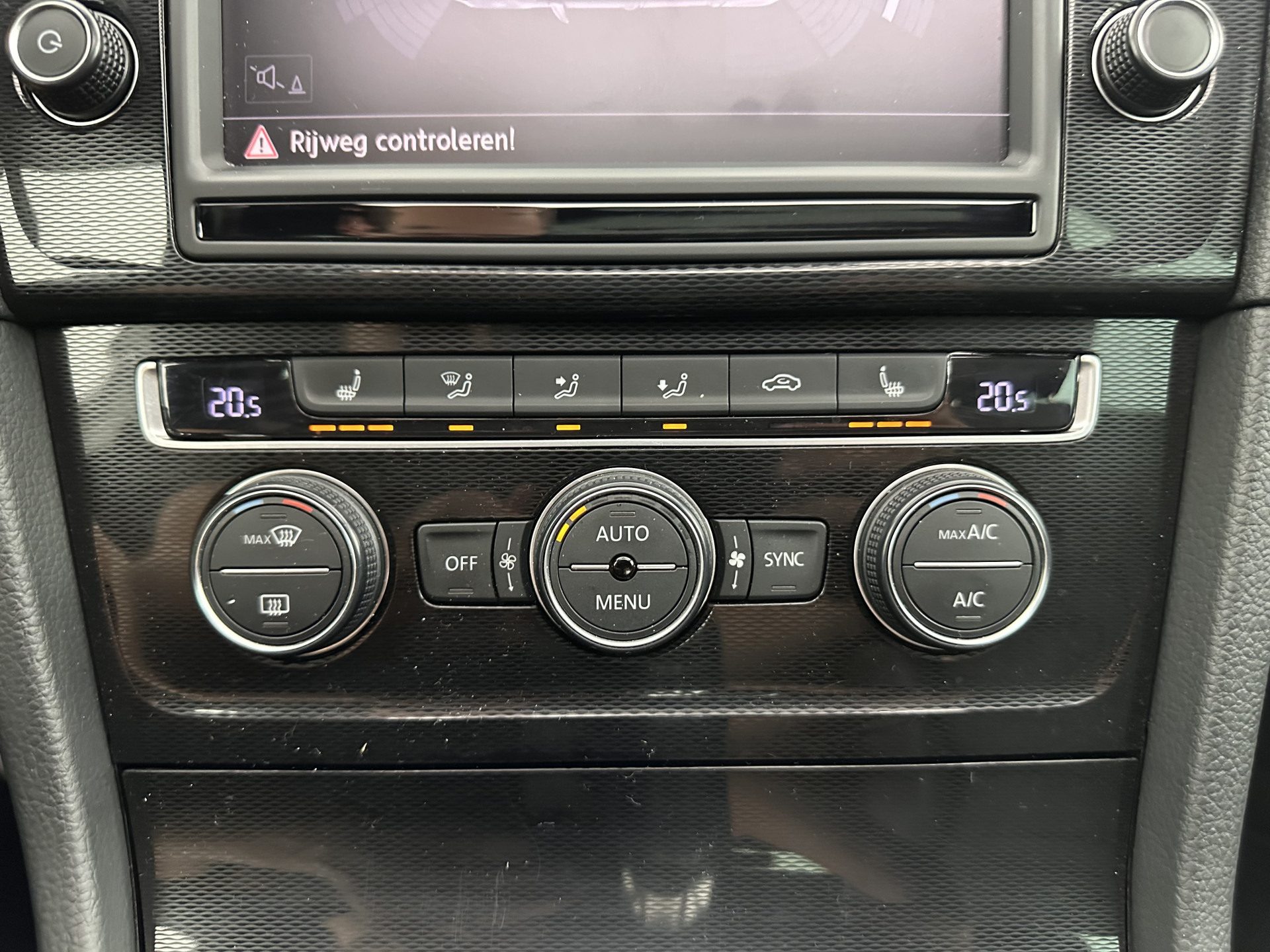 Volkswagen Golf 1.4 TSI GTE Executive-Plus-Pack Aut. *PANO | FULL-LED | LEATHER | LANE-ASSIST | BLIND-SPOT | ADAPTIVE-CRUISE | CAMERA | DAB | NAVI-FULLMAP | ECC | SHIFT-PADDLES | PDC | HEATED-SPORTSEATS | PRIVACY-GLASS | 18"ALU*