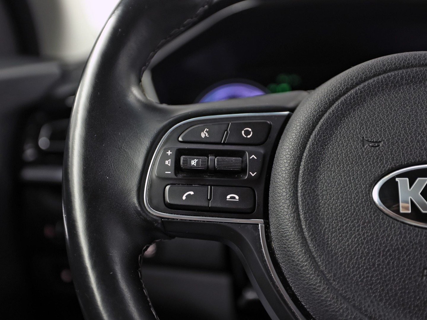 Kia Niro 1.6 GDi PHEV DynamicPlusLine Automaat (APPLE CARPLAY, GROOT NAVI, STUUR/STOELVERWARMING, CAMERA, TREKHAAK, SPORTSTOELEN, GETINT GLAS, ADAPTIVE CRUISE, NIEUWSTAAT)