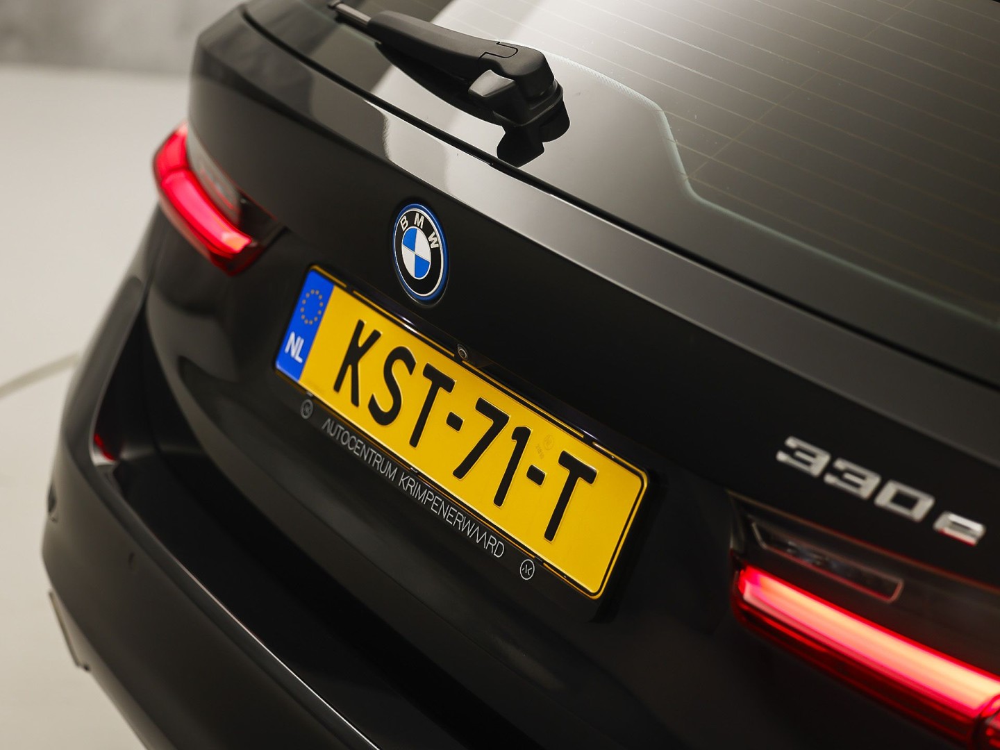 BMW 3-serie Touring 330e Sport 292Pk Automaat (APPLE CARPLAY, SOH 90,2%, GROOT NAVI, COGNAC LEDER, CAMERA, STOELVERWARMING, SFEERVERLICHTING, ELEK ACHTERKLEP, GETINT GLAS, NIEUWSTAAT)