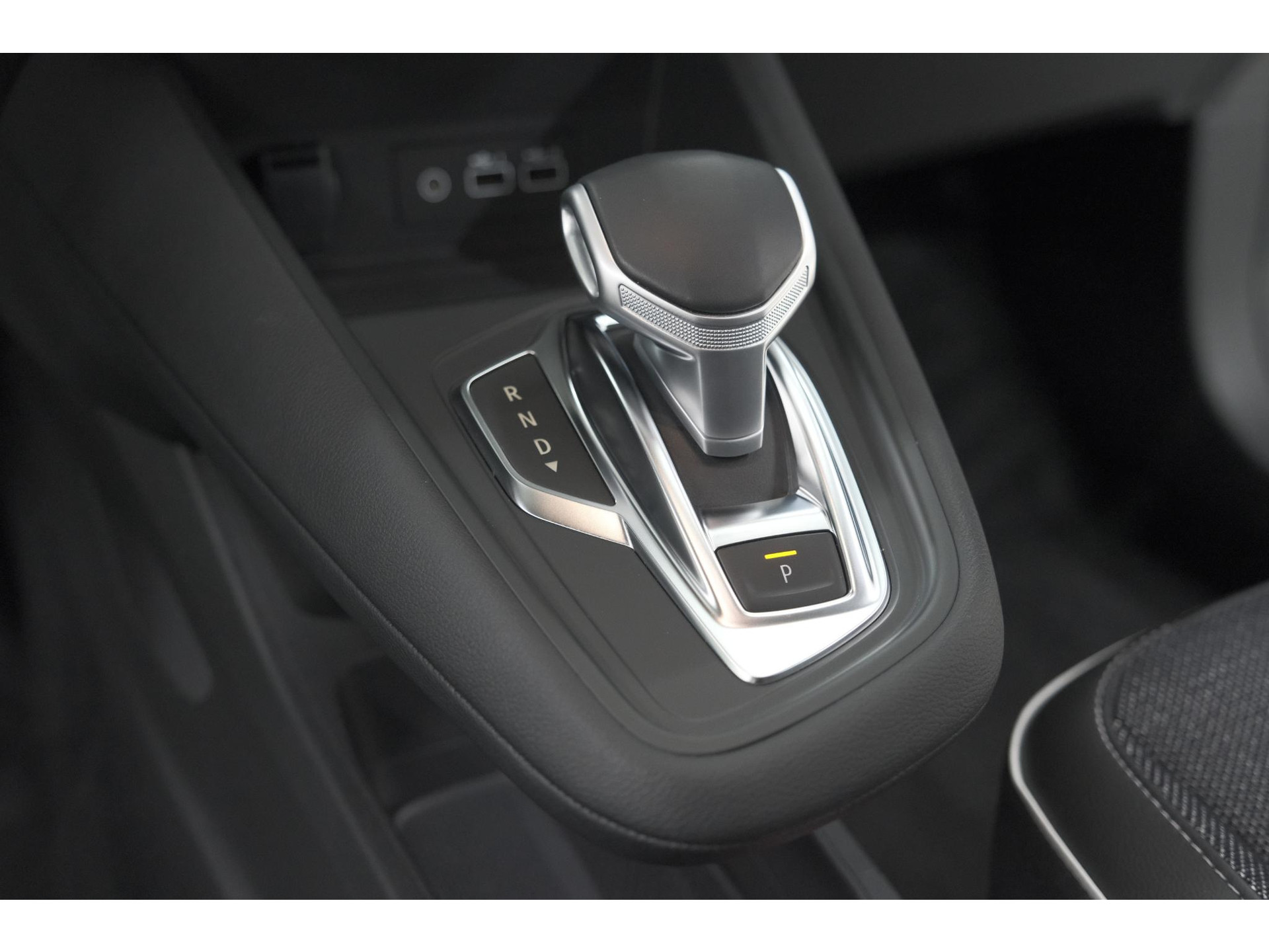 Renault Captur Mild Hybrid 140 EDC Techno | Camera | 9.3 Inch Scherm | Apple Carplay | Parkeersensoren | Allseason Banden | Stoelverwarming