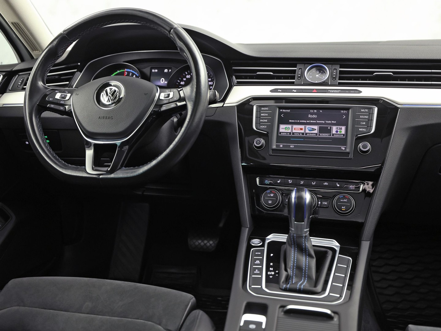 Volkswagen Passat Variant 1.4 TSI GTE HighLine Sport Automaat (PANORAMADAK, APPLE CARPLAY, SOH 77,9%, GROOT NAVI, CAMERA, TREKHAAK, KEYLESS, SPORTSTOELEN, STOELVERWARMING, GETINT GLAS, NIEUWSTAAT)
