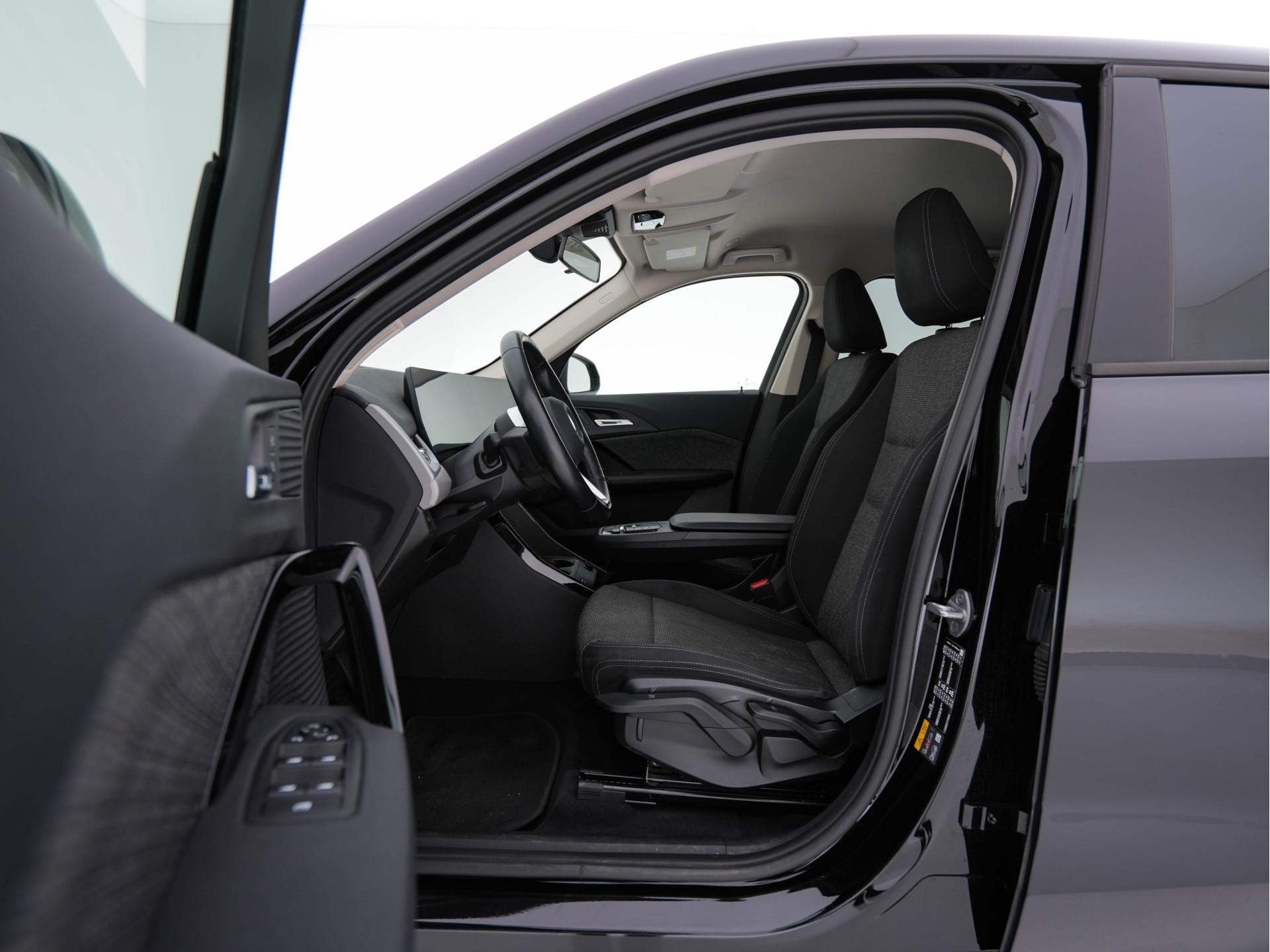 BMW iX1 xDrive30 Launch Edition 67 kWh [ 3-Fase-11kW ] {SOH-100%} (INCL-BTW) Aut. *FULL-LED | DIGI-COCKPIT | DAB+ | NAVI-FULLMAP | PRIVACYGLASS | COMFORTSEATS | ECC | PDC | CRUISE | 18''ALU*