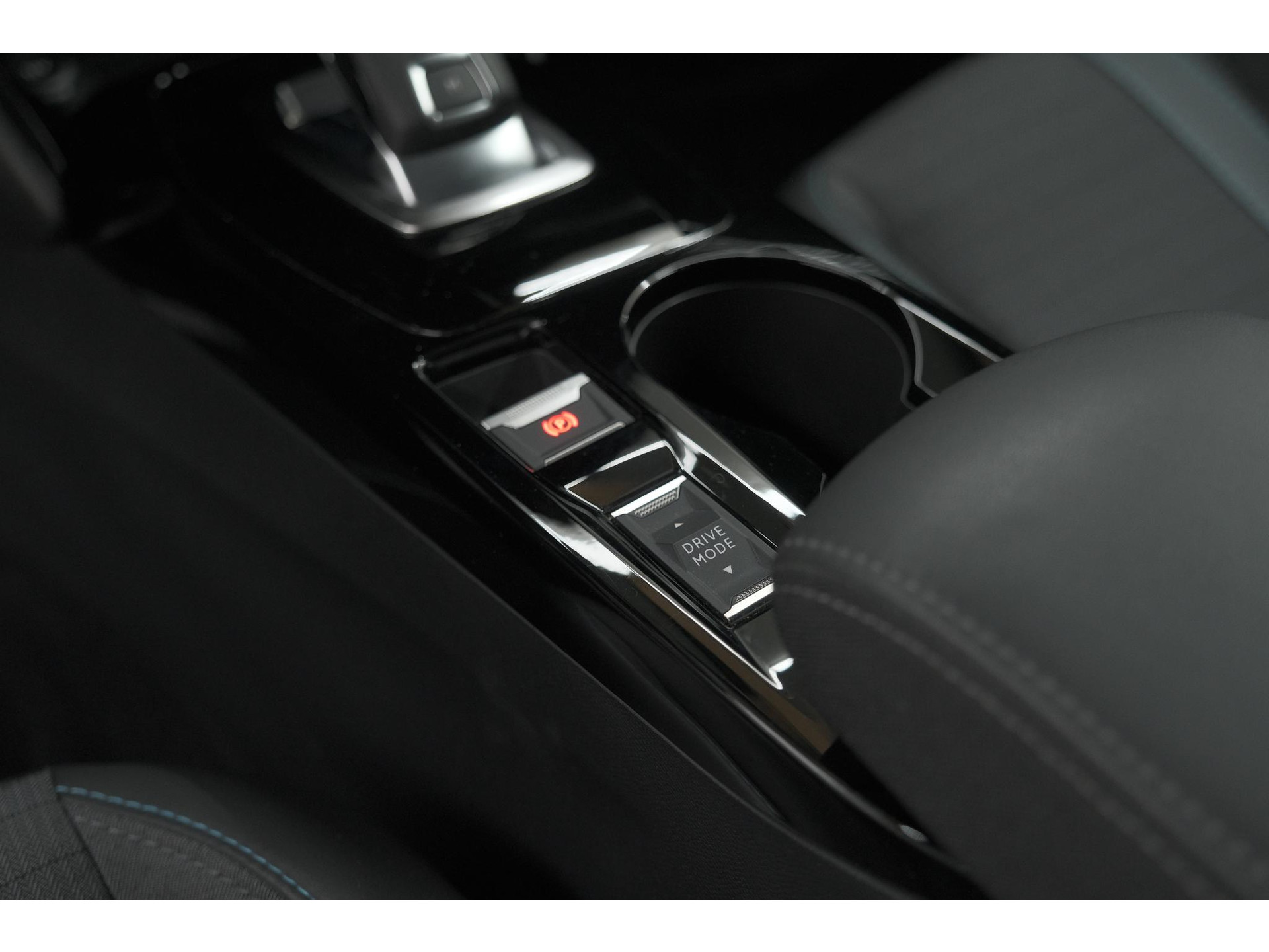 Peugeot 208 PureTech 100 EAT8 Allure | Adaptieve Cruise control |  Camera | Parkeersensoren voor + achter | Navigatie | Apple Carplay