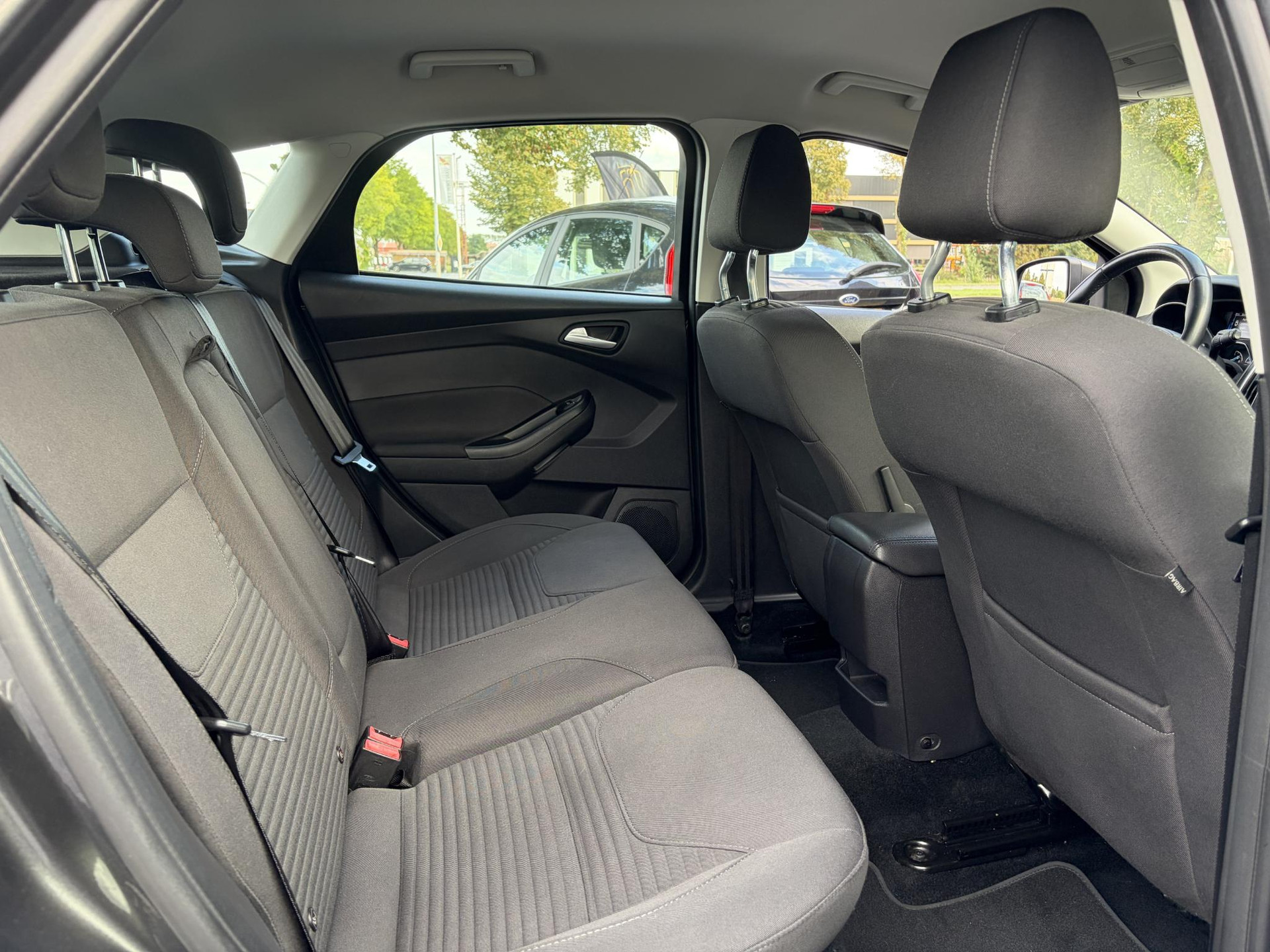 Ford Focus 1.0 Titanium   ✓125pk✓2e Eigenaar✓Navi✓Trekhaak✓6 Bak✓Clima✓Cruise✓Pdc V+A✓Net Beurt gehad✓17''Lm velgen✓N.A.P✓N.A.P✓Apk tot 09-2027