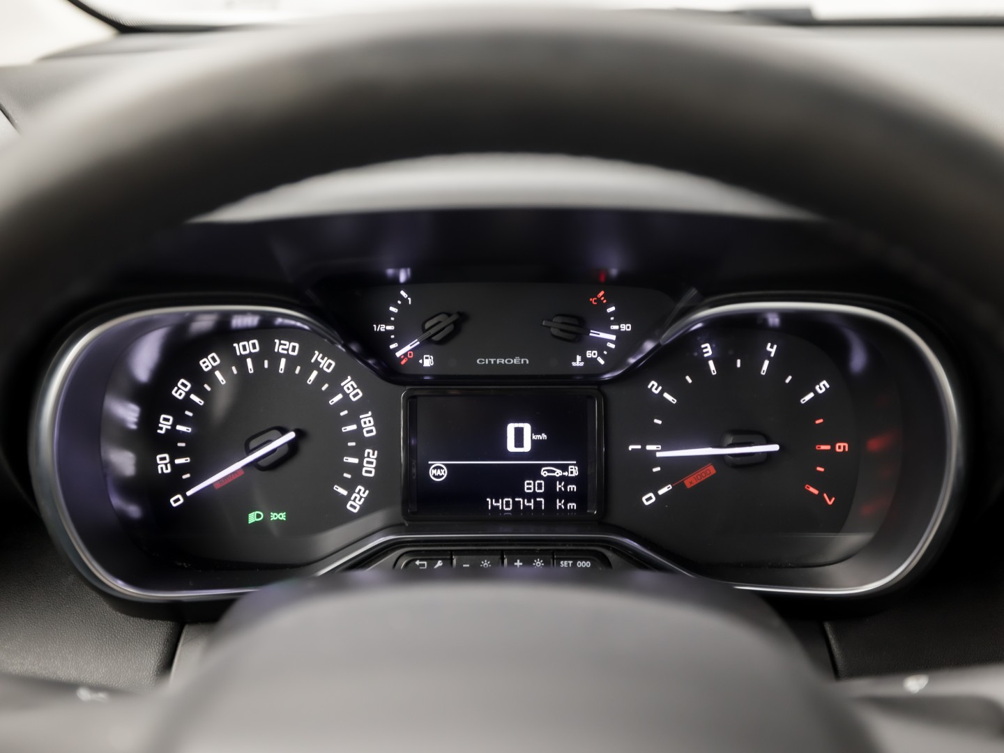 Citroën C3 Aircross 1.2 PureTech S&S Sport (APPLE CARPLAY, GROOT NAVI, LM VELGEN, TREKHAAK, GETINT GLAS, SPORTSTOELEN, CRUISE, NIEUWE APK, NIEUWSTAAT)