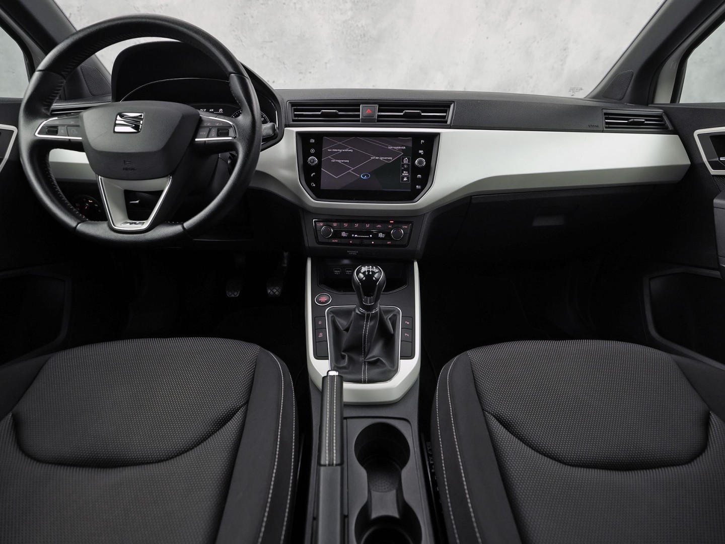 SEAT Arona 1.0 TSI Sport (APPLE CARPLAY, GROOT NAVI, CLIMATE, ZWART HEMEL, SPORTSTOELEN, PARKEERSENSOREN, ELEK PAKKET, CRUISE, NIEUWSTAAT)