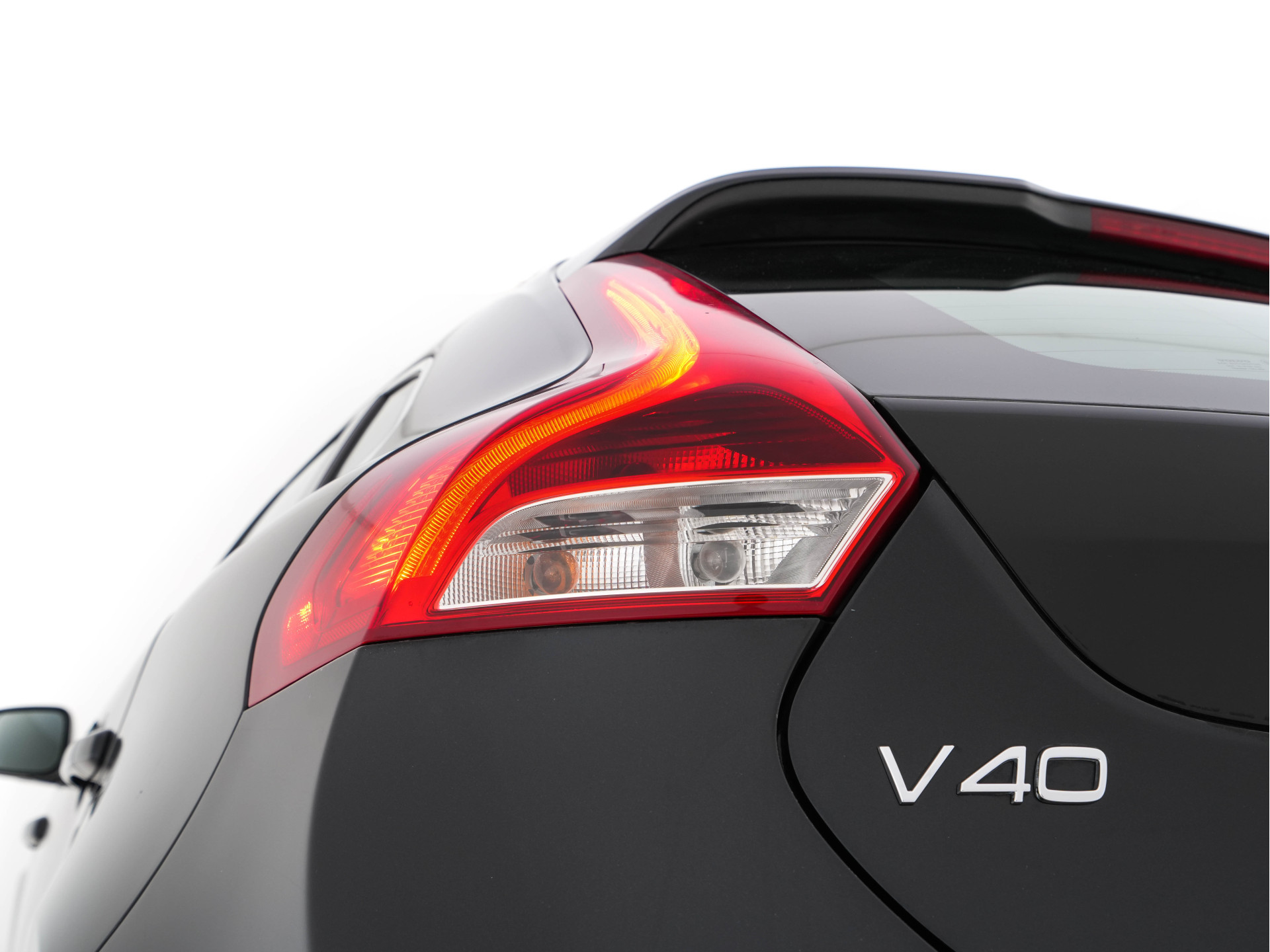 Volvo V40 1.6 T3 R-Design *NAVI-FULLMAP | LEATHER-ALCANTARA | ECC | PDC | CRUISE | SPORT-SEATS | TOWBAR | 17''ALU*