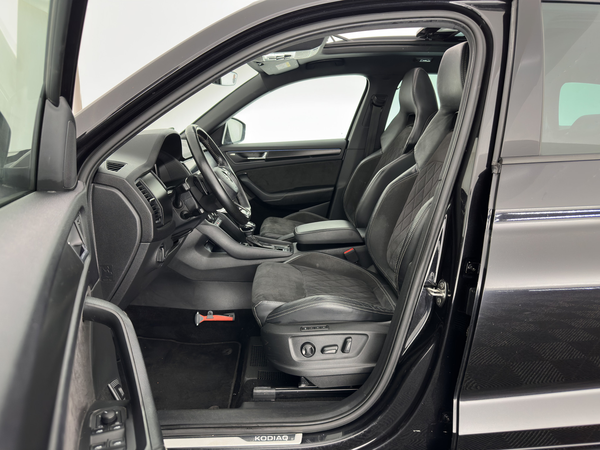 ŠKODA Kodiaq 1.5TSI Sportline (INCL-BTW) Aut. *PANO | 20" ALU | TOW BAR | LEATHER-MICROFIBRE | FULL-LED | MEMORY-PACK | SPORTSEATS | SHIFT-PADDLES | ADAPTIVE-CRUISE | DIGI-COCKPIT | NAVI-FULLMAP | CANTON-AUDIO | DAB | AMB