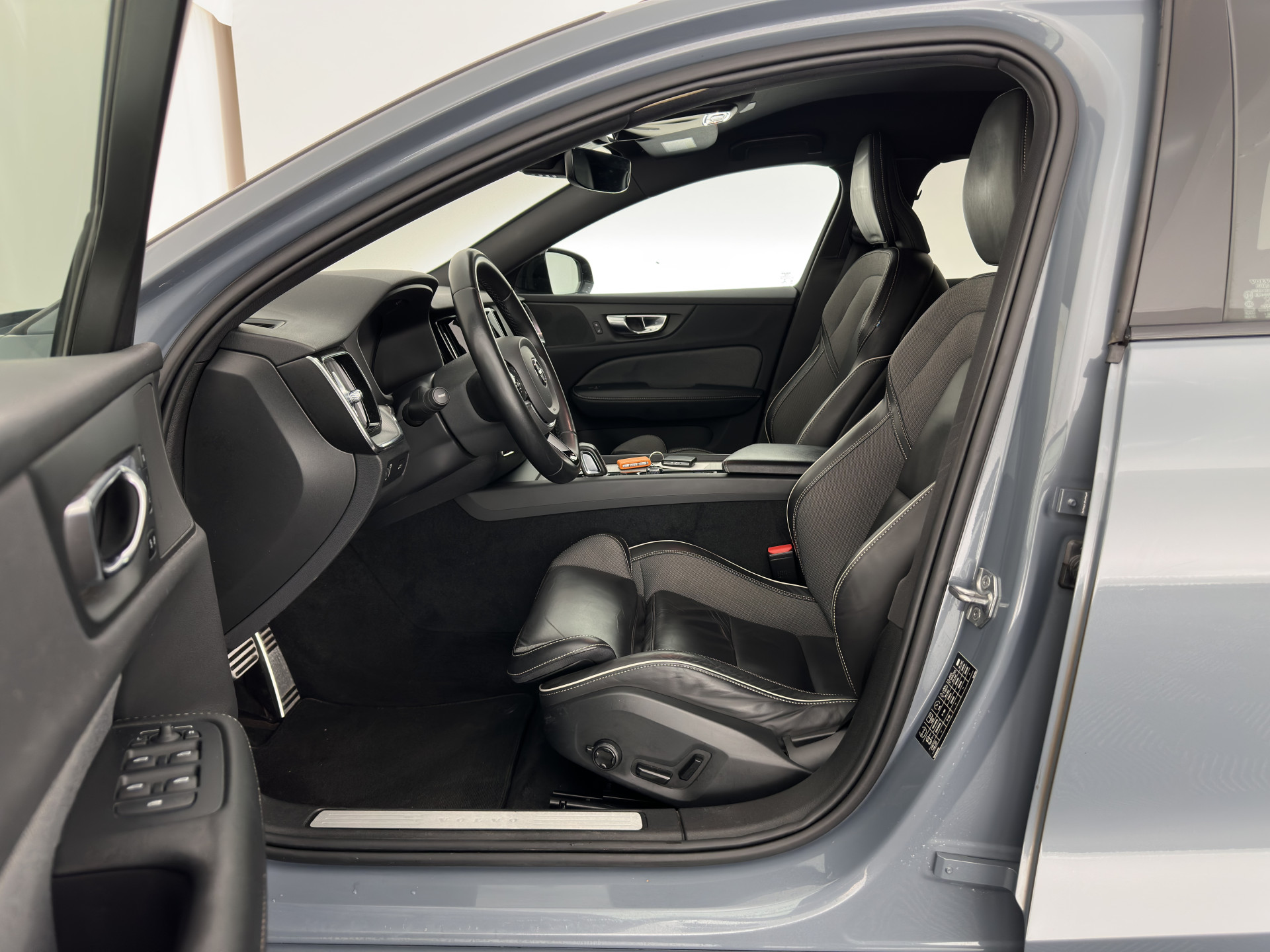 Volvo V60 2.0 B3 R-Design (INCL-BTW) *LEATHER-FABRIC | DIGI-COCKPIT | FULL-LED | MEMORY-PACK | HEATED-SPORTSEATS | LANE-ASSIST | NAVI-FULLMAP | CAMERA | DAB+ | PRIVACY-GLASS | ECC | PDC | TOWBAR | 19''ALU*