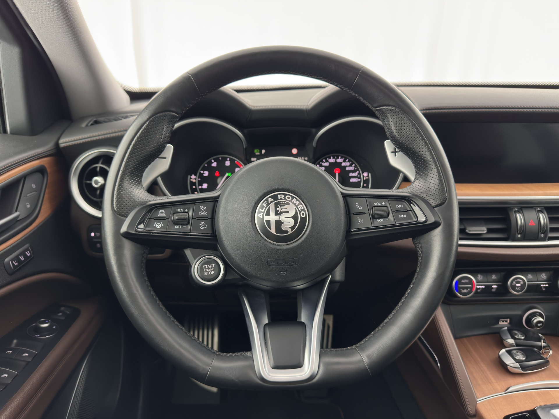 Alfa Romeo Stelvio 2.0 T Veloce AWD B-Tech Business Edition Aut. *PANO | LEATHER | XENON | ADAPTIVE-CRUISE | MEMORY-PACK | BLIND-SPOT | HEATED-SPORTSEATS | CAMERA | DAB+ | KEYLESS | SHIFT-PADDLES | PRIVACY-GLASS | NAVI-FULLMAP | TOWBAR | 20''