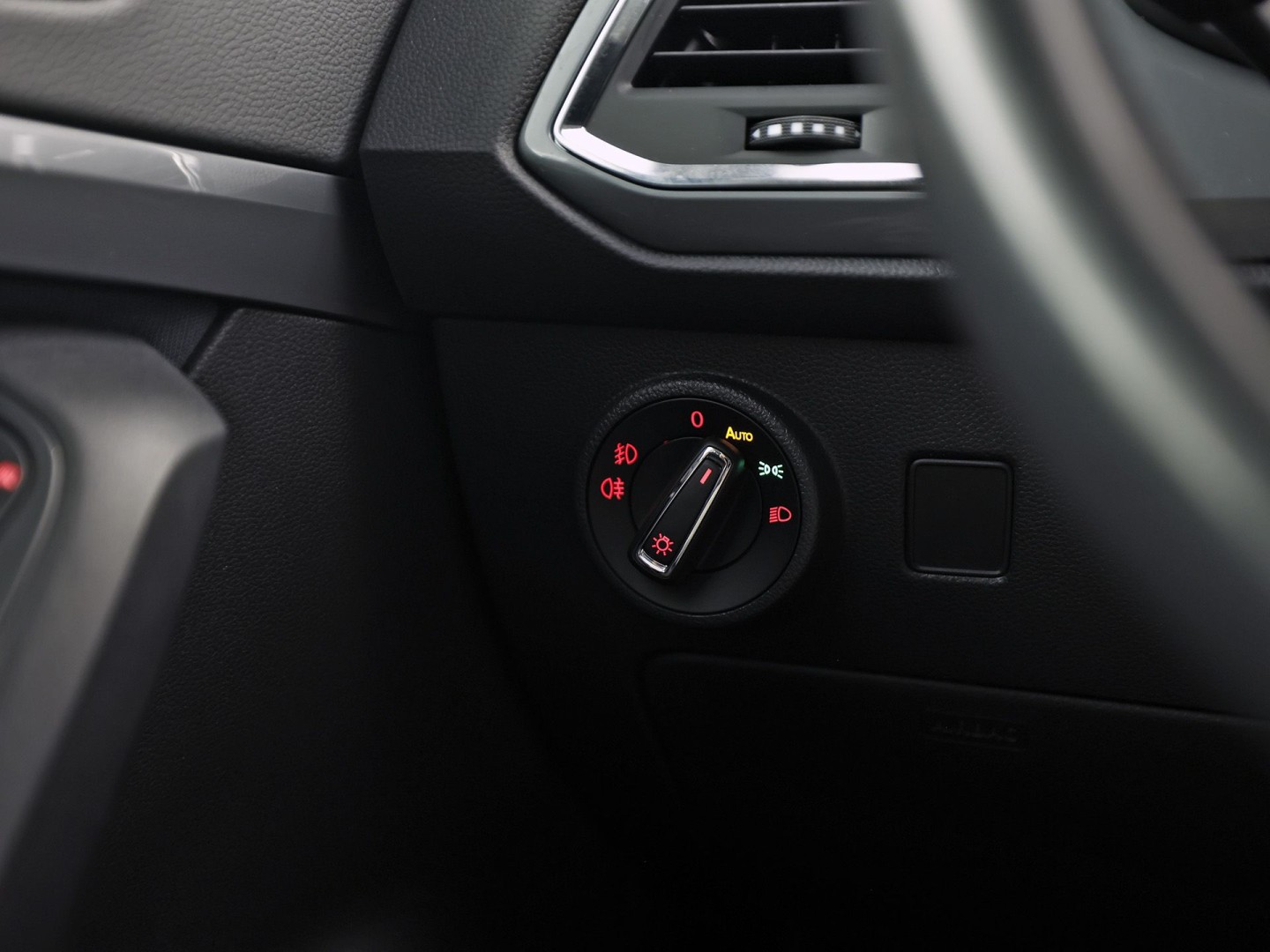 SEAT Ateca 1.0 TSI Sport (GROOT NAVI, APPLE CARPLAY, CAMERA, GETINT GLAS, LM VELGEN, CLIMATE, AUTOMATISCH INPARKEREN, NIEUWE APK)