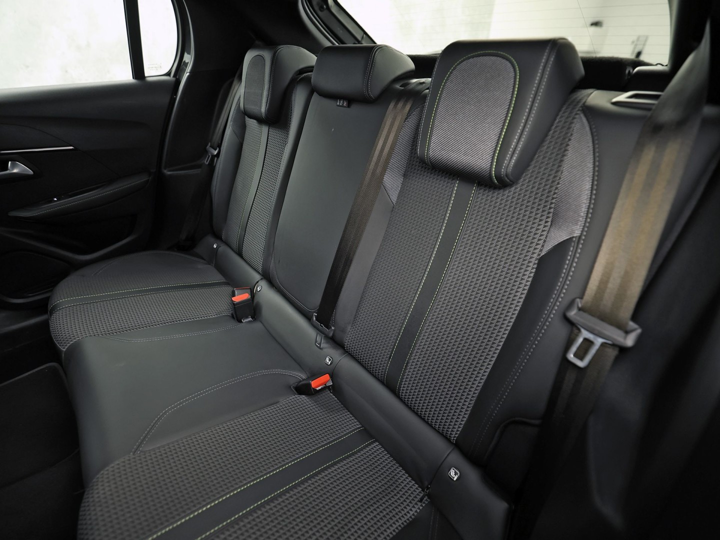 Peugeot 208 1.2 PureTech GT-Line Automaat (VIRTUAL COCKPIT, APPLE CARPLAY, GROOT NAVI, LEDER, 360 CAMERA, SPORTSTOELEN, GETINT GLAS, LM VELGEN, LANE ASSIST, NIEUWSTAAT)