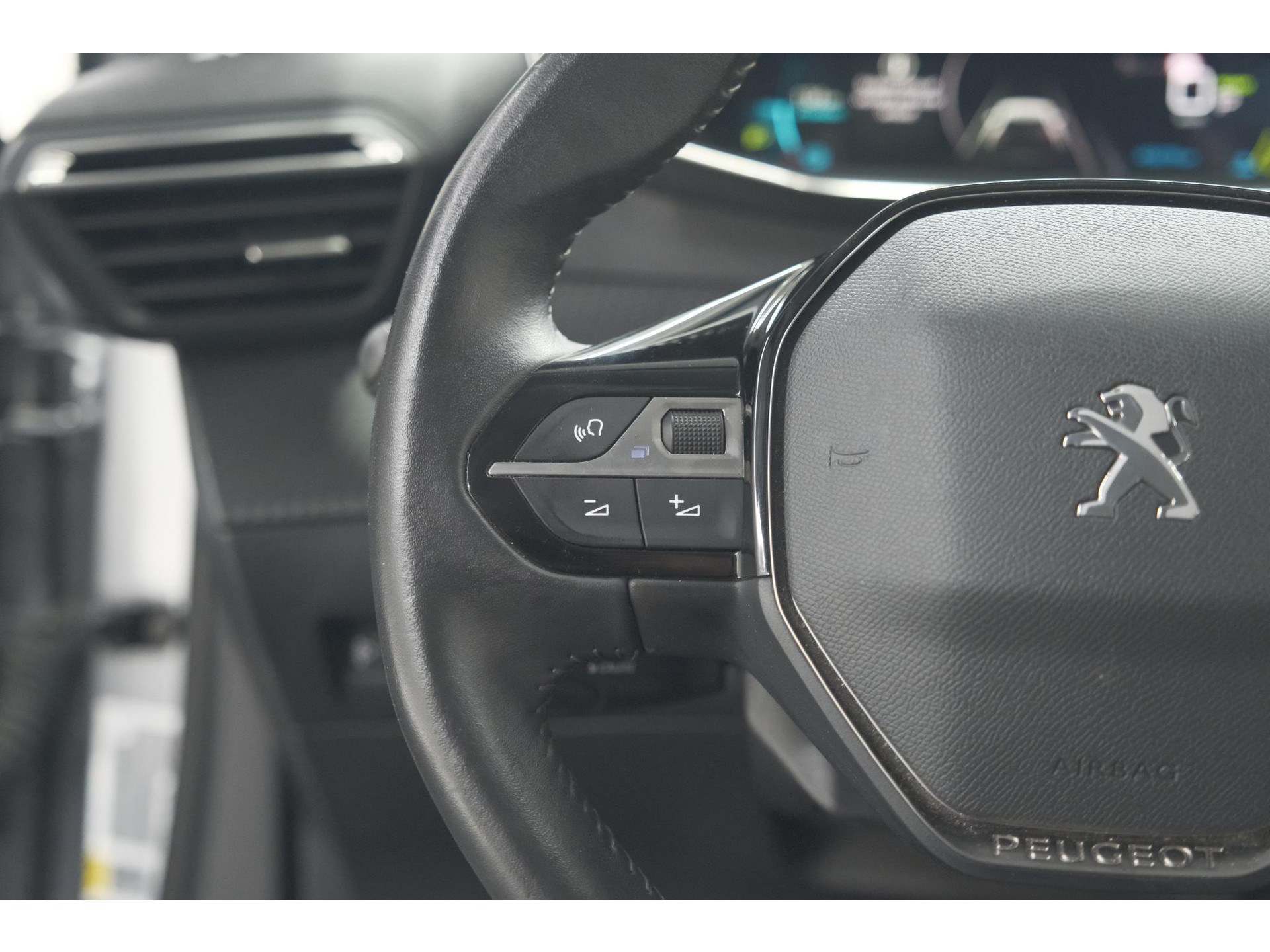Peugeot e-2008 EV Allure Pack 50 kWh | 3 Fase Laadfunctie | Camera | Navigatie | Parkeersensoren | Apple Carplay