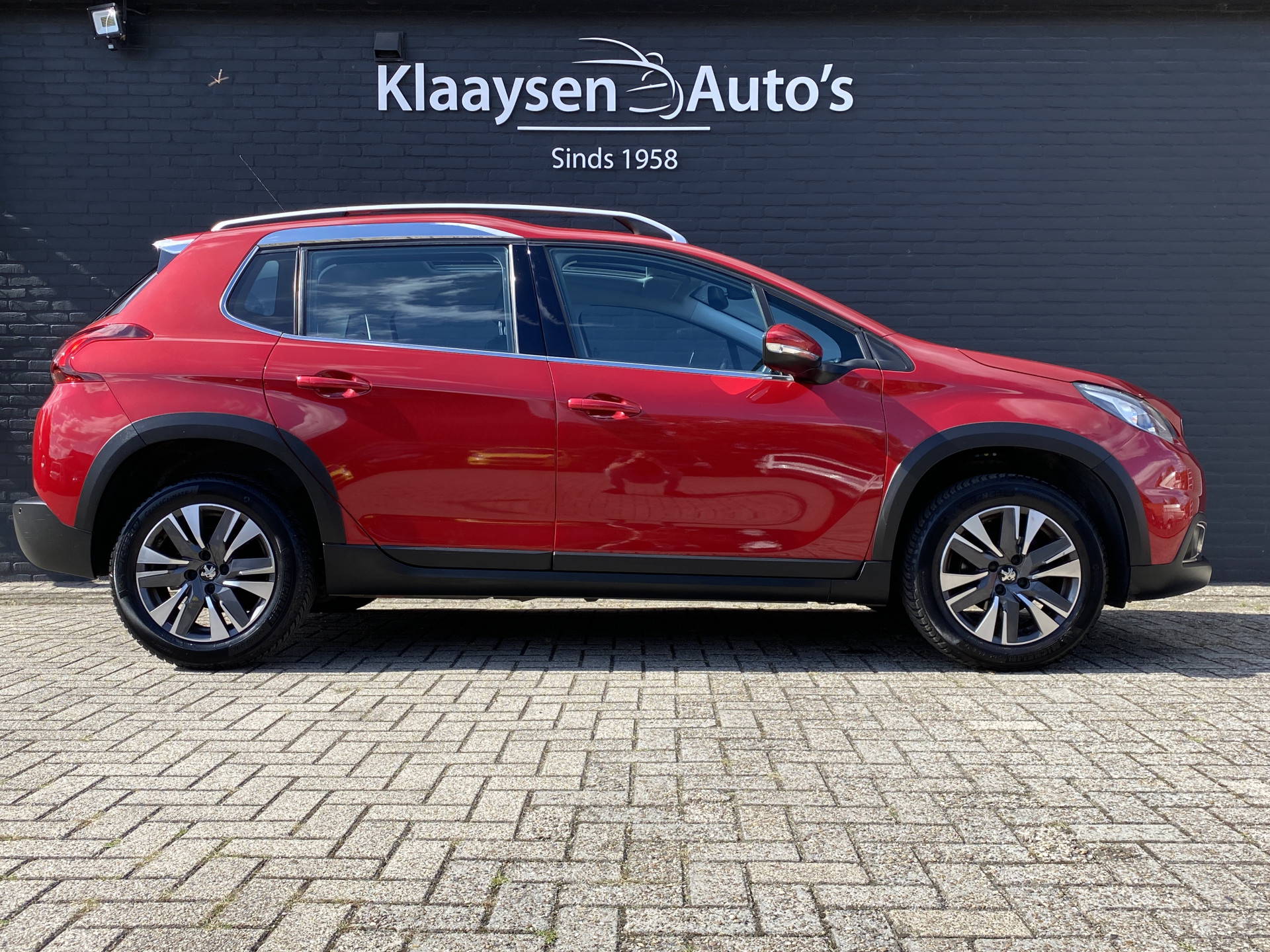 Peugeot 2008 1.2 PureTech Allure AUT. | dealer onderh. | panoramadak | trekhaak | navigatie | cruise control | all season banden