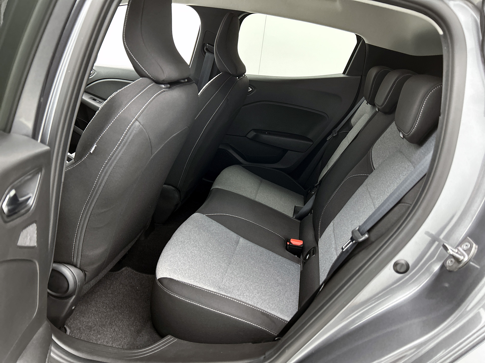 Renault Clio TCe 90PK GPF evolution | CAMERA | NAVI | DEALER ONDERHOUDEN | STOEL VERWARM. | PARK. SENSOREN | CARPLAY