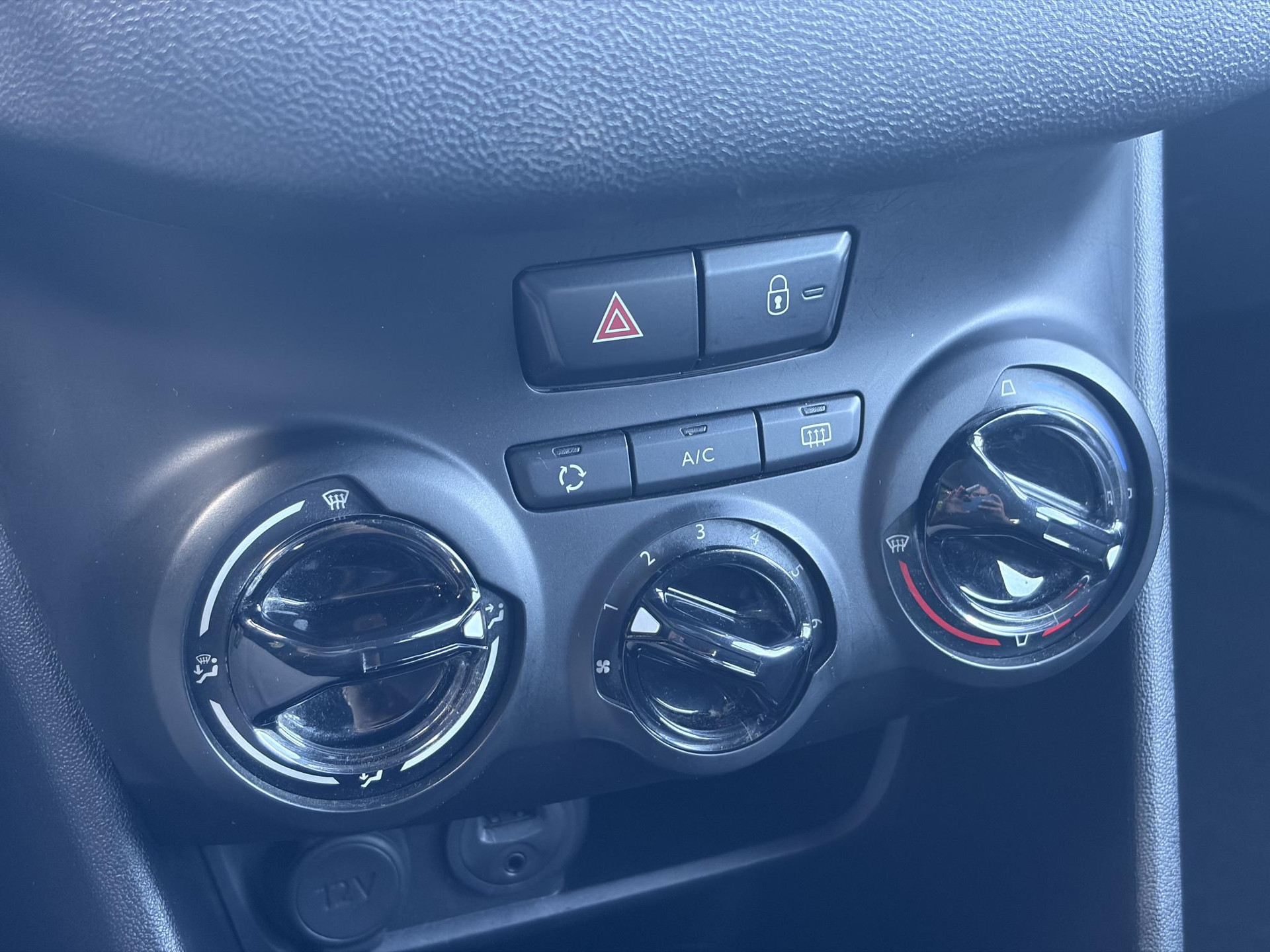 Peugeot 208 1.2 PureTech Blue Lion ✓1e Eigenaar✓Navi✓Trekhaak✓Carplay✓Airco✓Cruise✓Pdc✓5 Deurs✓N.A.P✓Apk tot 09-2027