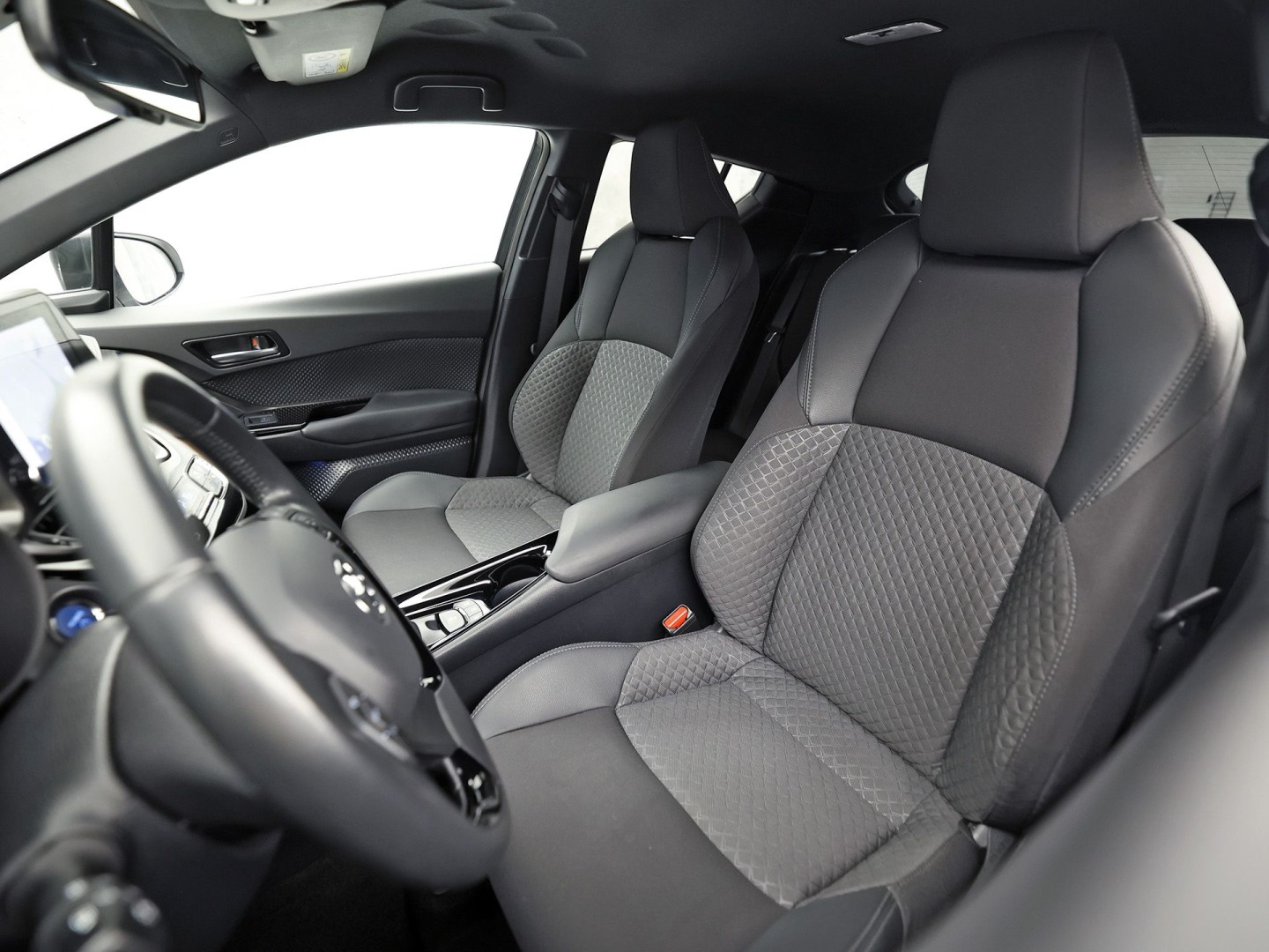 Toyota C-HR 1.8 Hybrid Sport Automaat (GROOT NAVI, CLIMATE, CAMERA, STOELVERWARMING, SPORTSTOELEN, ADAPTIVE CRUISE, GETINT GLAS, KEYLESS, NIEUWSTAAT)